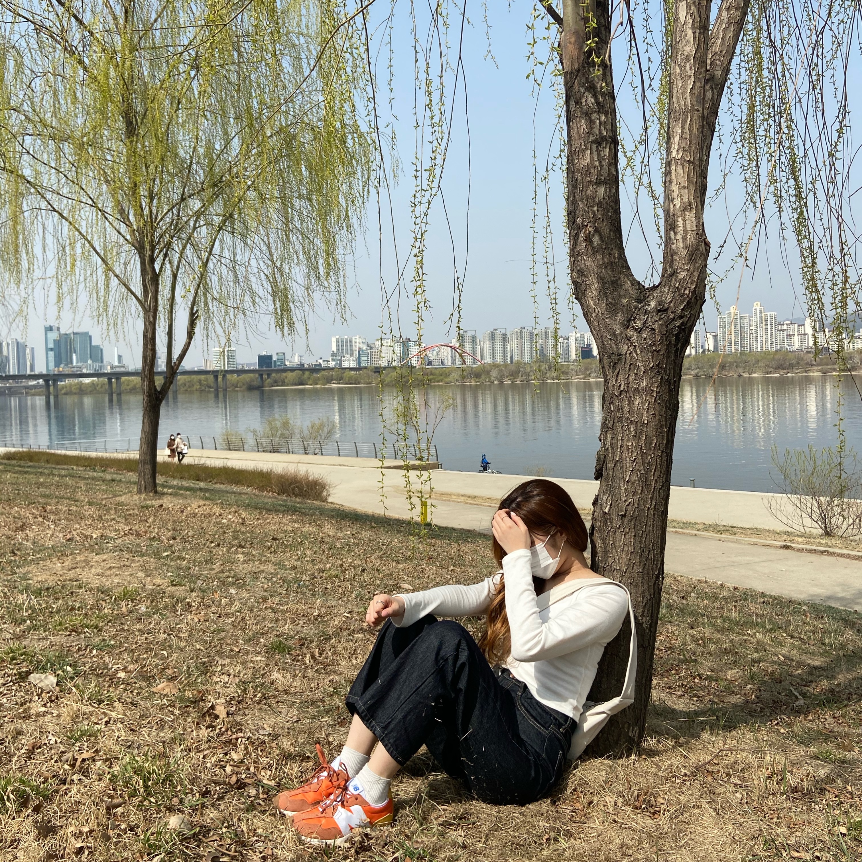 New Balance 327 Orange 착용 스타일 - 3