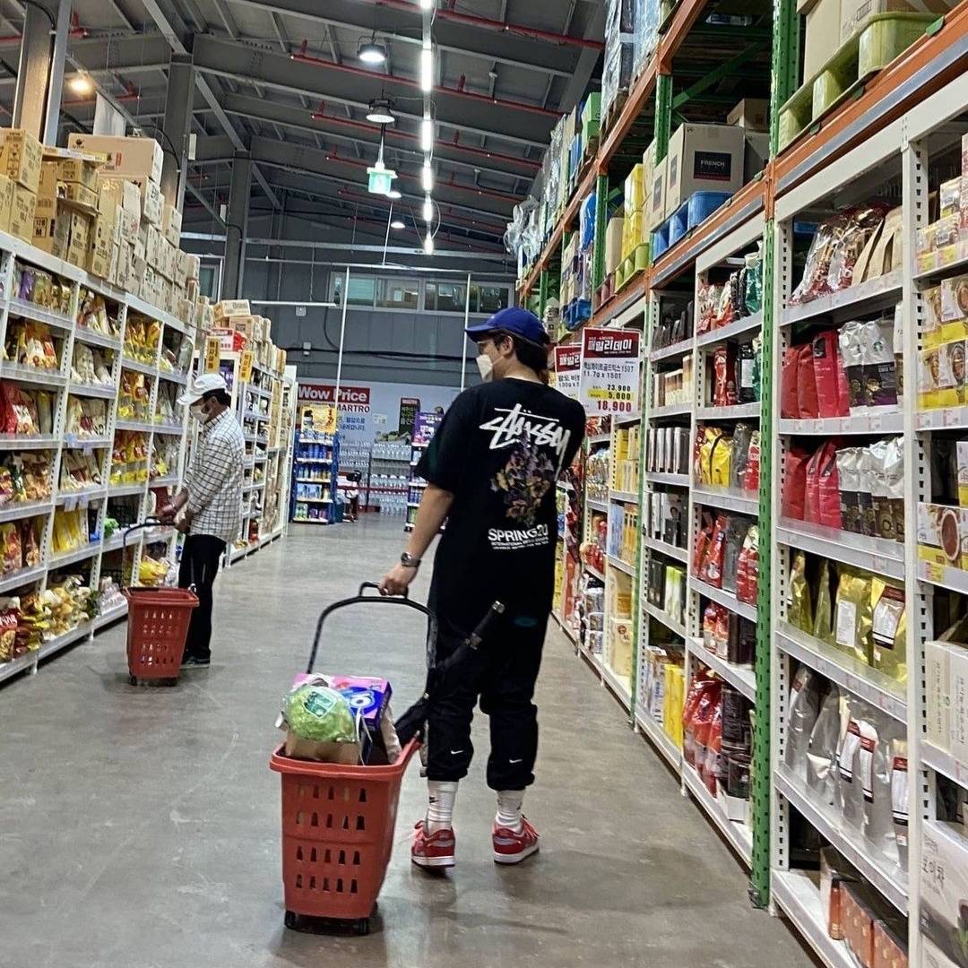 Nike x Off-White Dunk Low University Red, Stussy Bouquet T-Shirt Black 착용 스타일