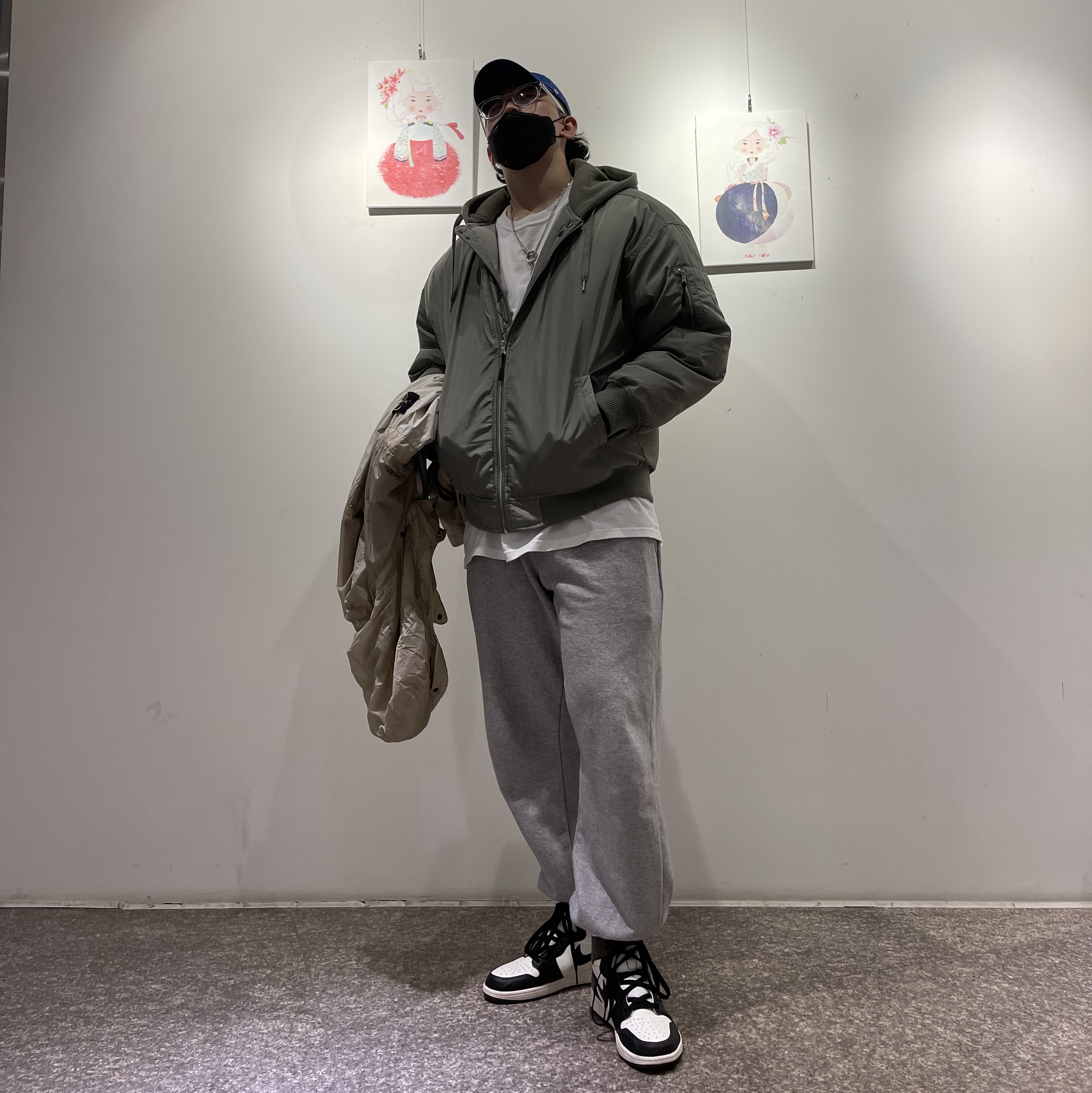 Jordan 1 Retro High OG Black Mocha 착용 스타일 - 2