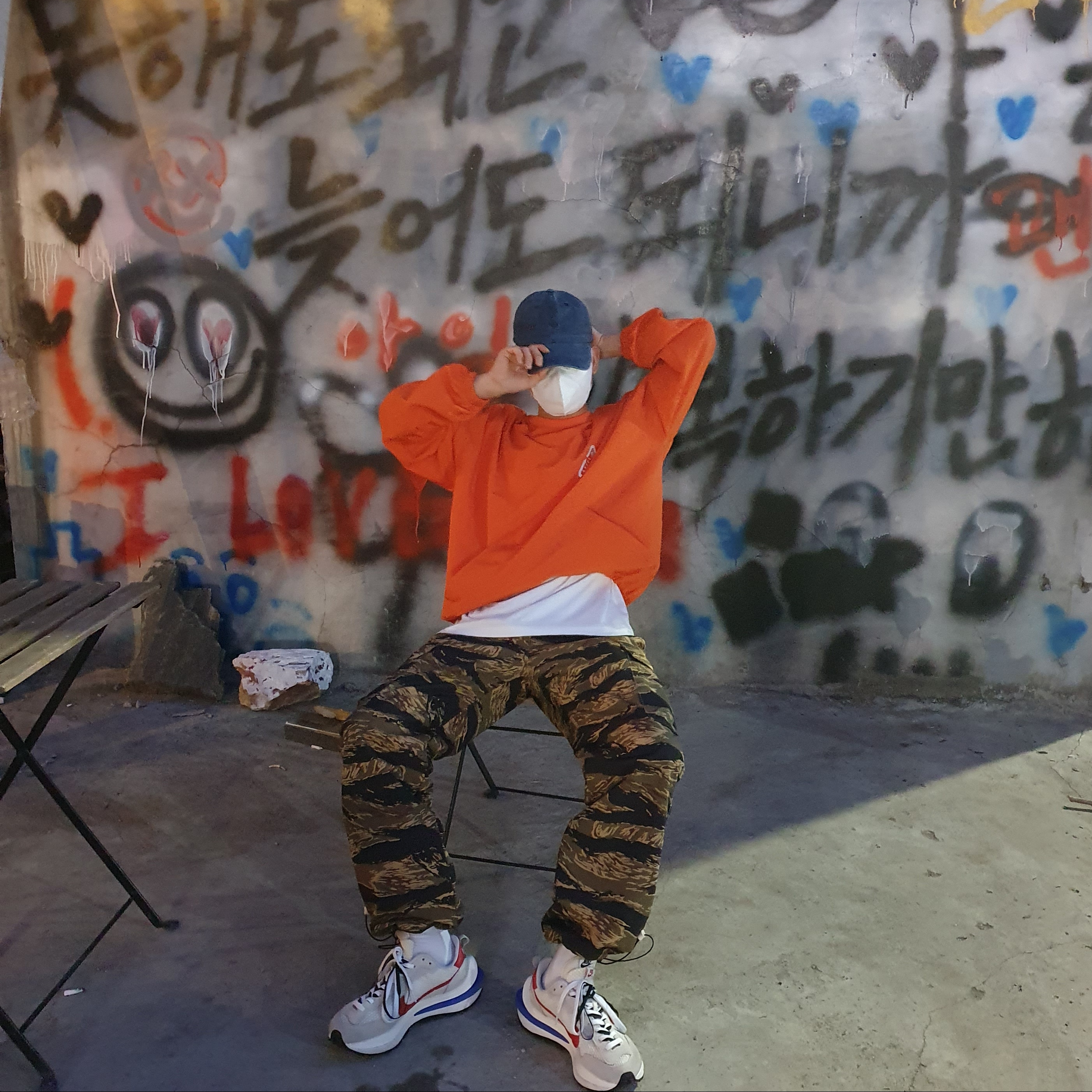 Nike x Sacai VaporWaffle Royal Fuchsia 착용 스타일