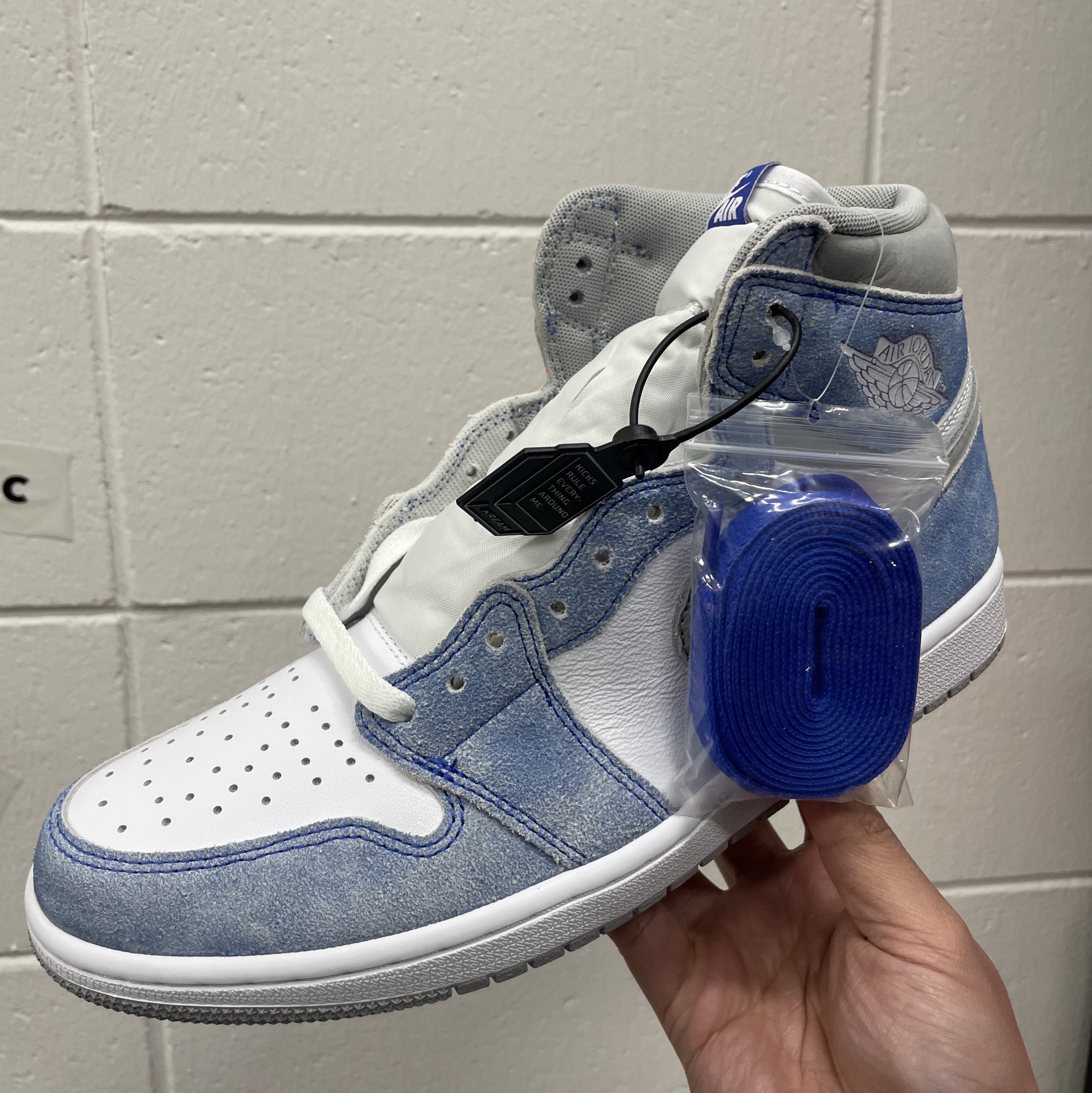 Jordan 1 Retro High OG Hyper Royal 착용 스타일