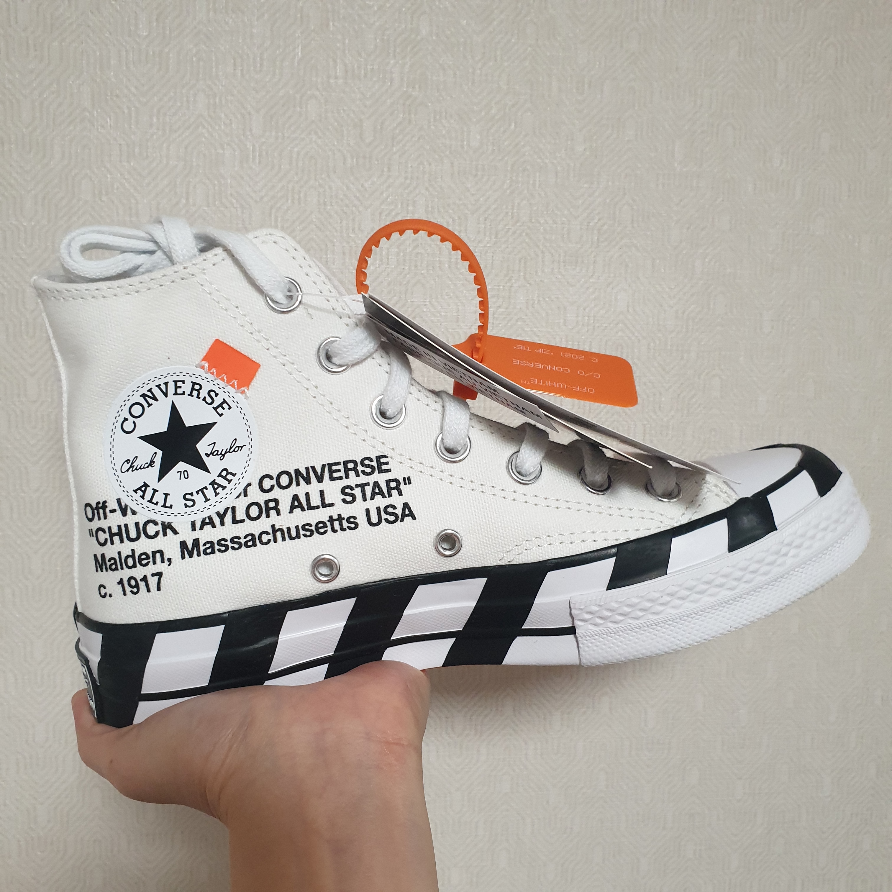 Converse x Off-White Chuck 70 High V2 2021 착용 스타일 - 1