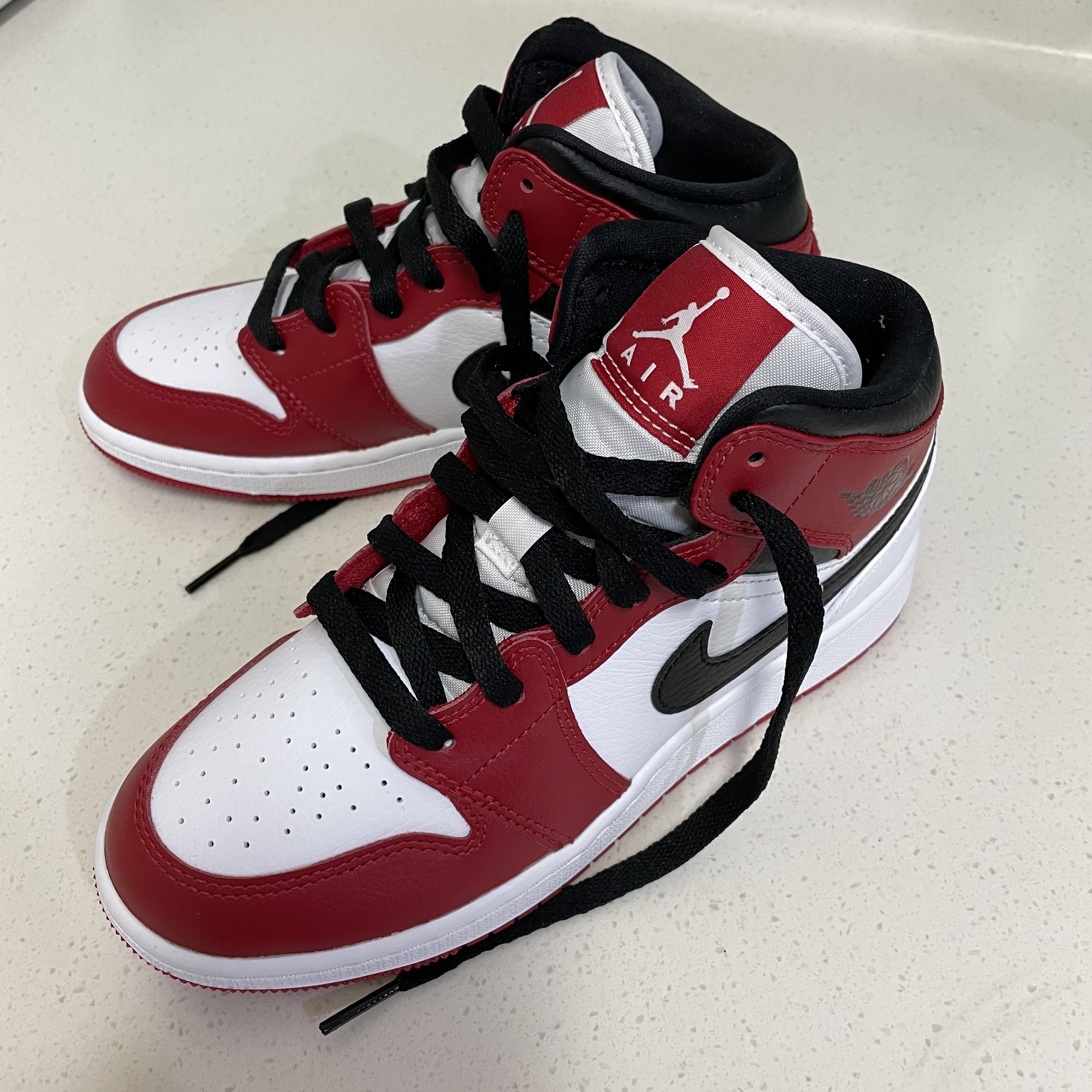 (GS) Jordan 1 Mid White Gym Red Black 착용 스타일 - 1