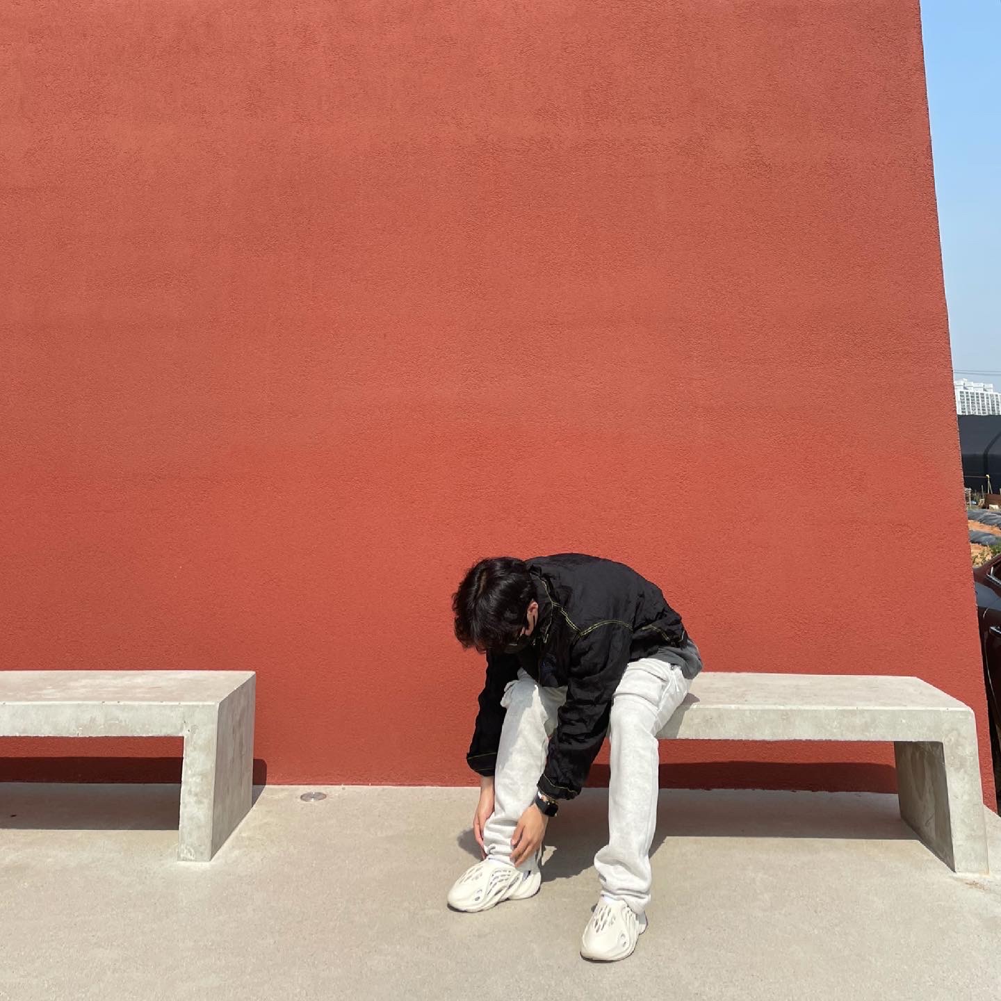 Adidas Yeezy Foam RNNR Sand 착용 스타일 - 3