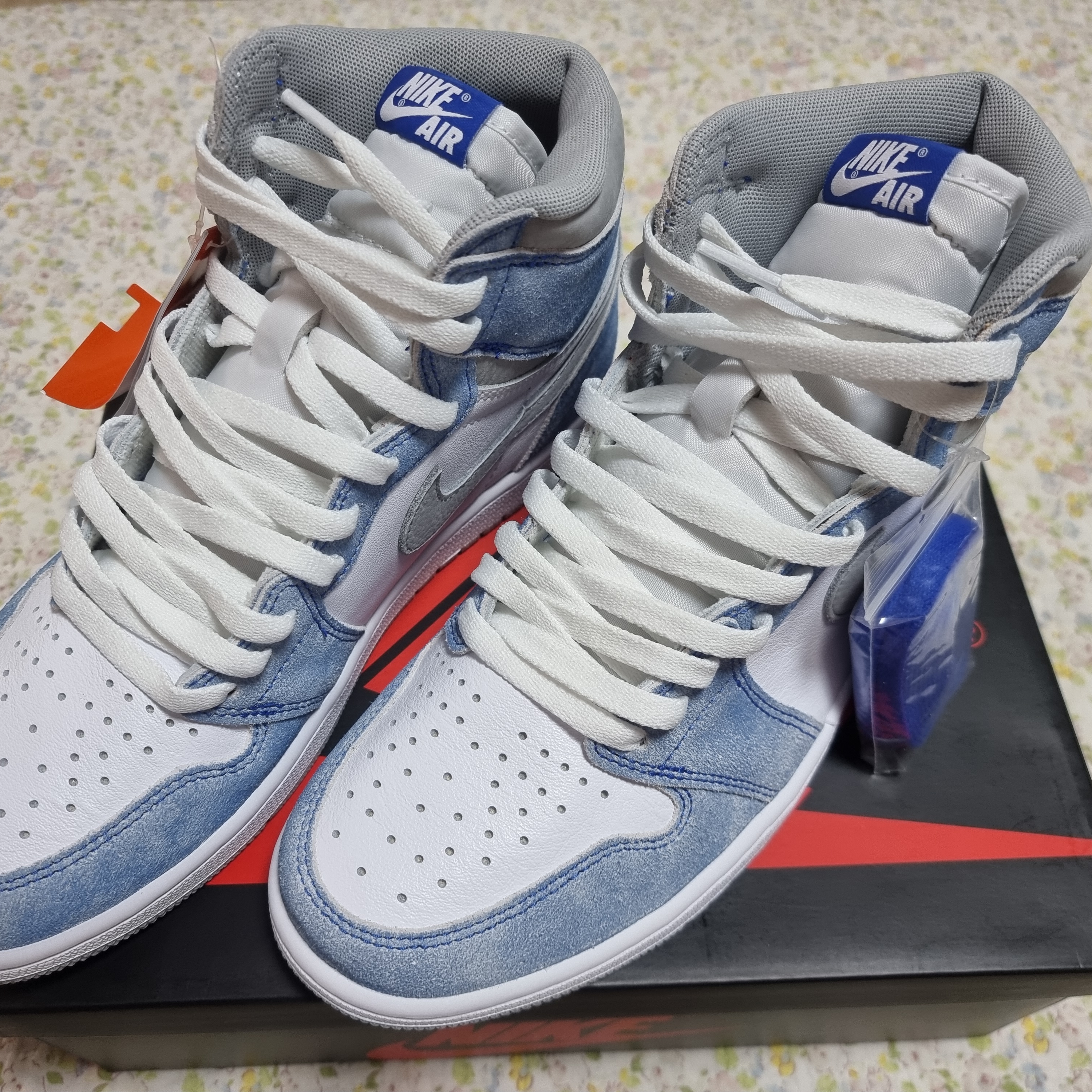 Jordan 1 Retro High OG Hyper Royal 착용 스타일 - 1
