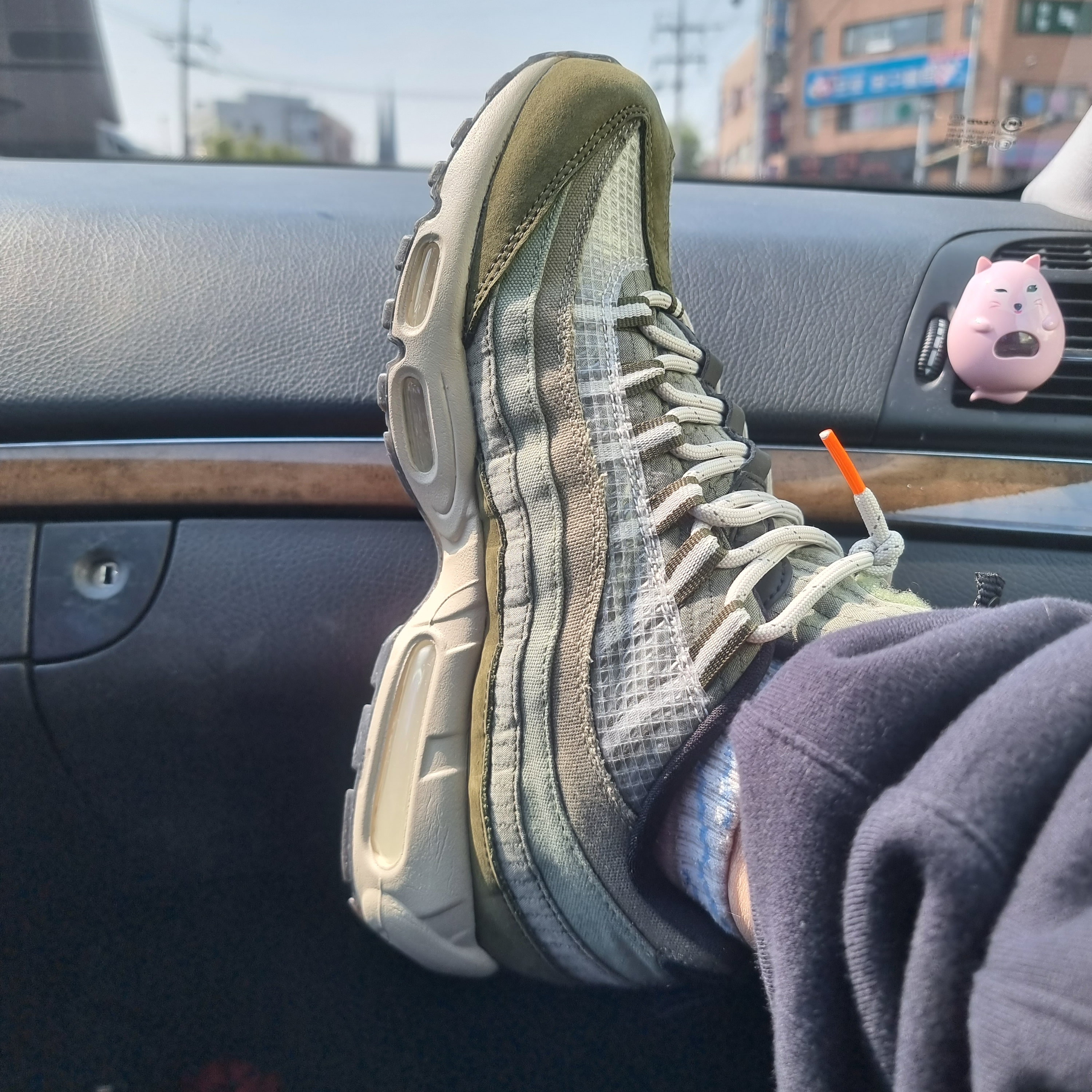 Nike Air Max 95 SE Medium Olive, Essentials Track Pants Black - 20FW 착용 스타일