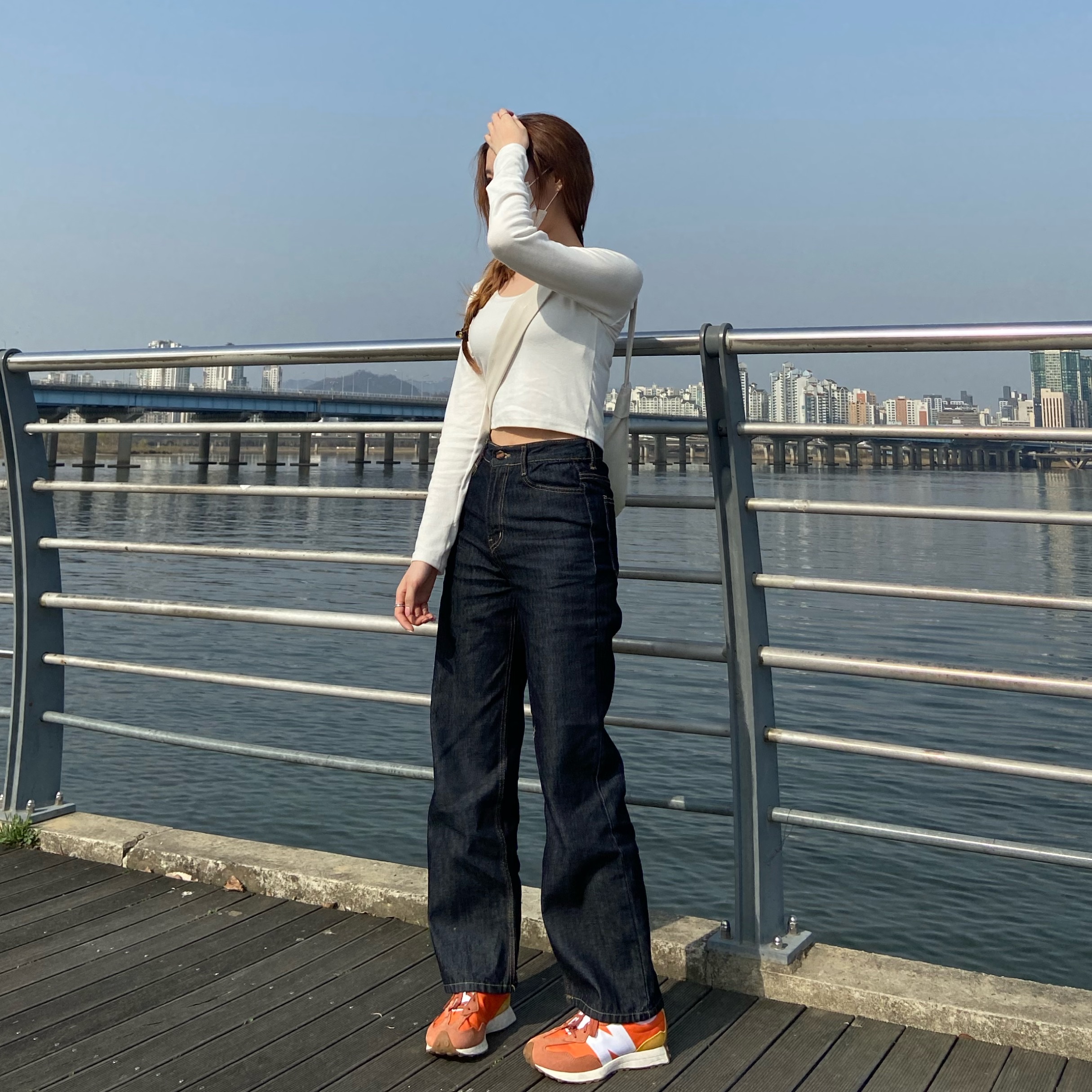 New Balance 327 Orange 착용 스타일 - 2