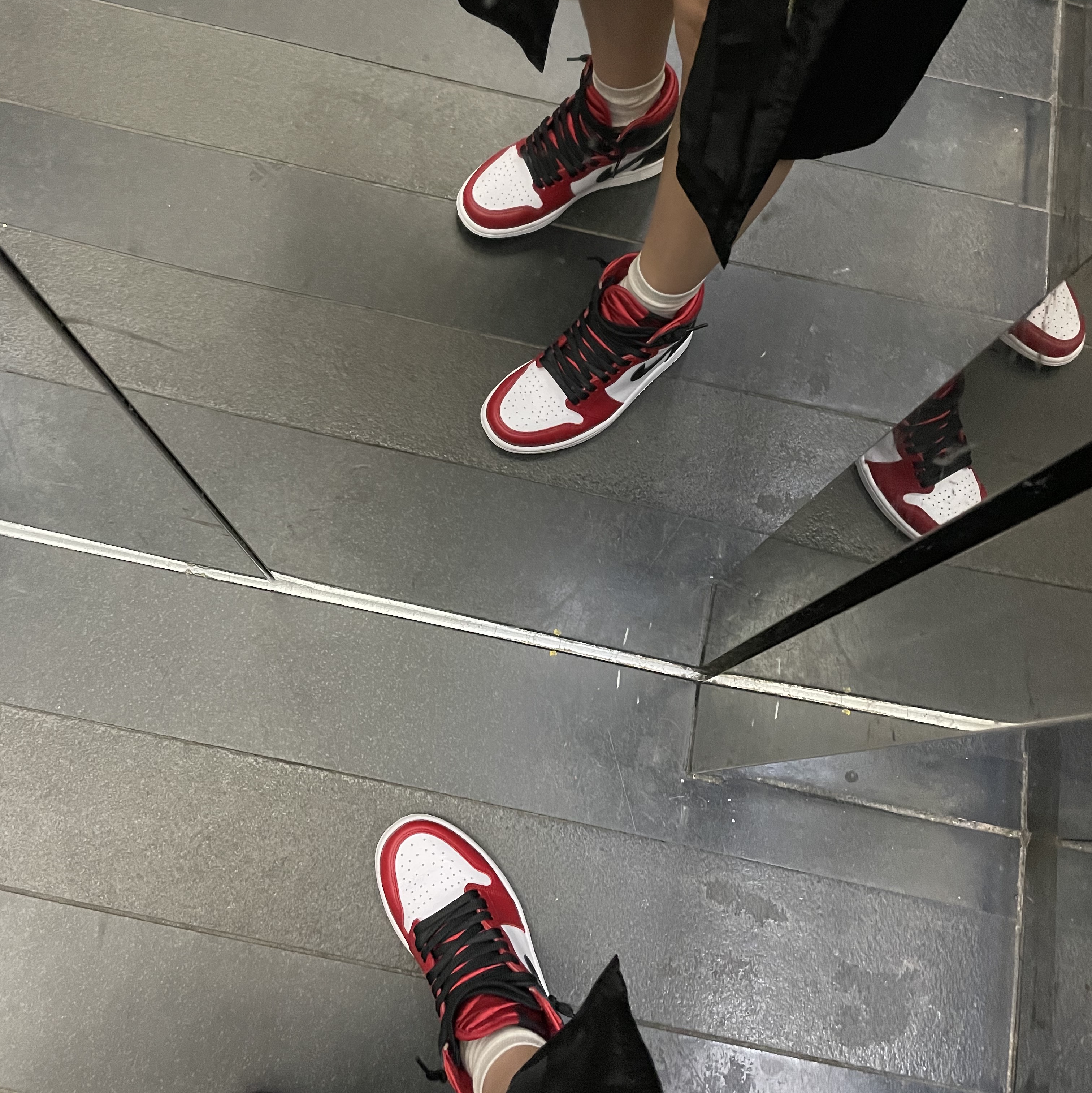 (W) Jordan 1 Retro High Satin Red 착용 스타일