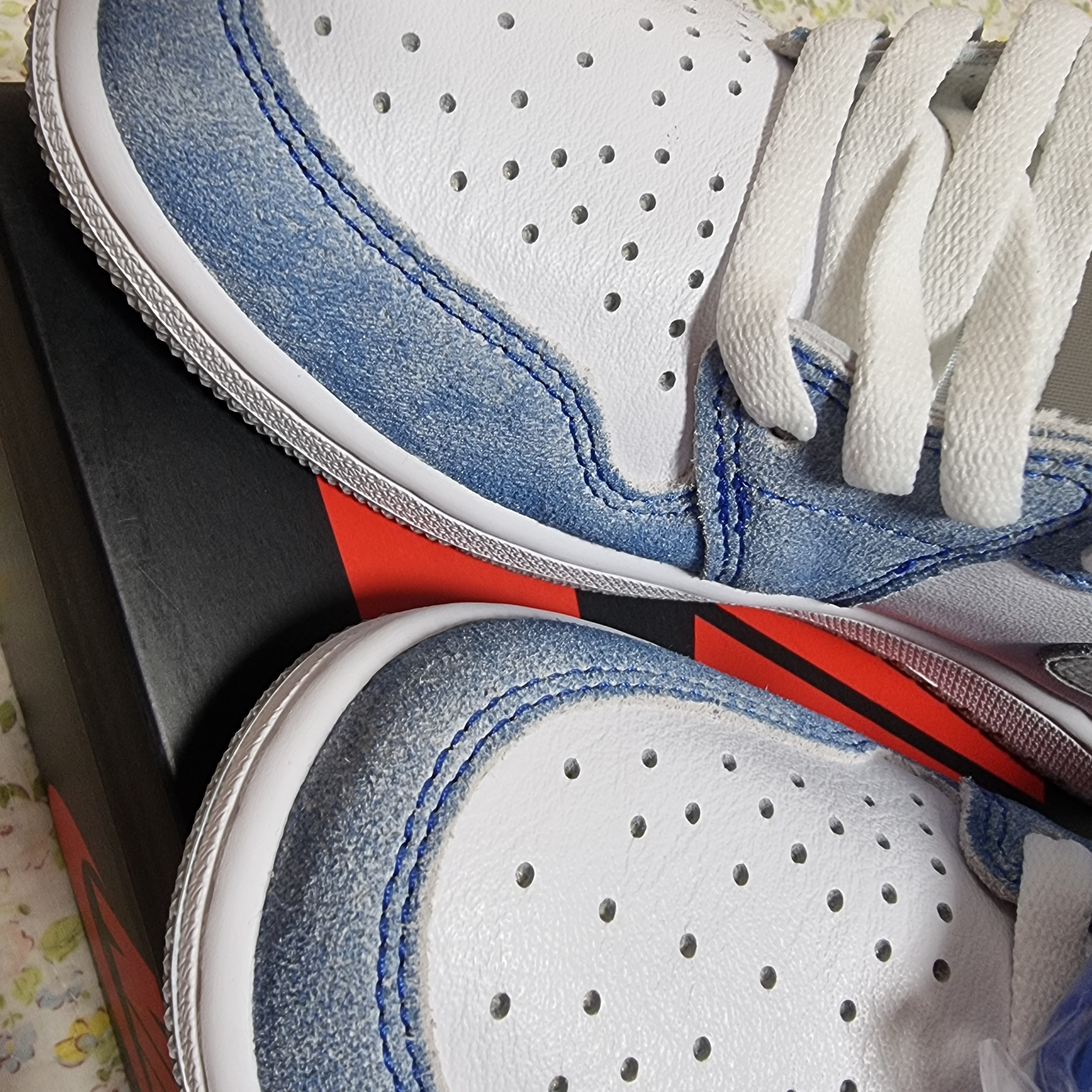 Jordan 1 Retro High OG Hyper Royal 착용 스타일 - 2