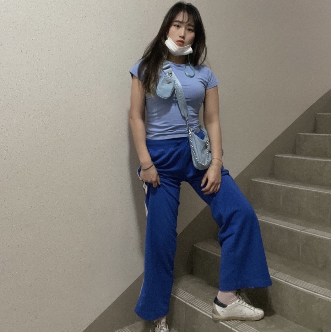 Golden Goose Superstar White Cream Blue Heel Tab Sneakers 착용 스타일 - 2
