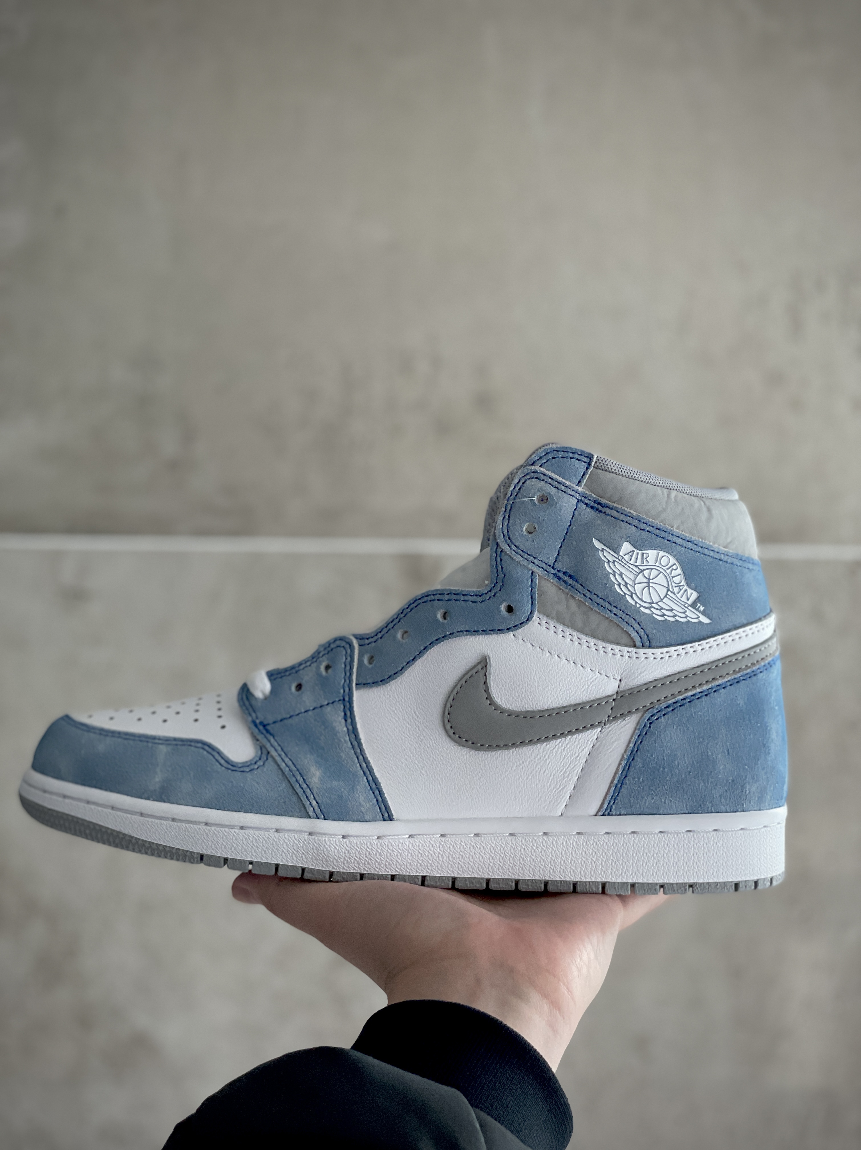 Jordan 1 Retro High OG Hyper Royal 착용 스타일 - 2