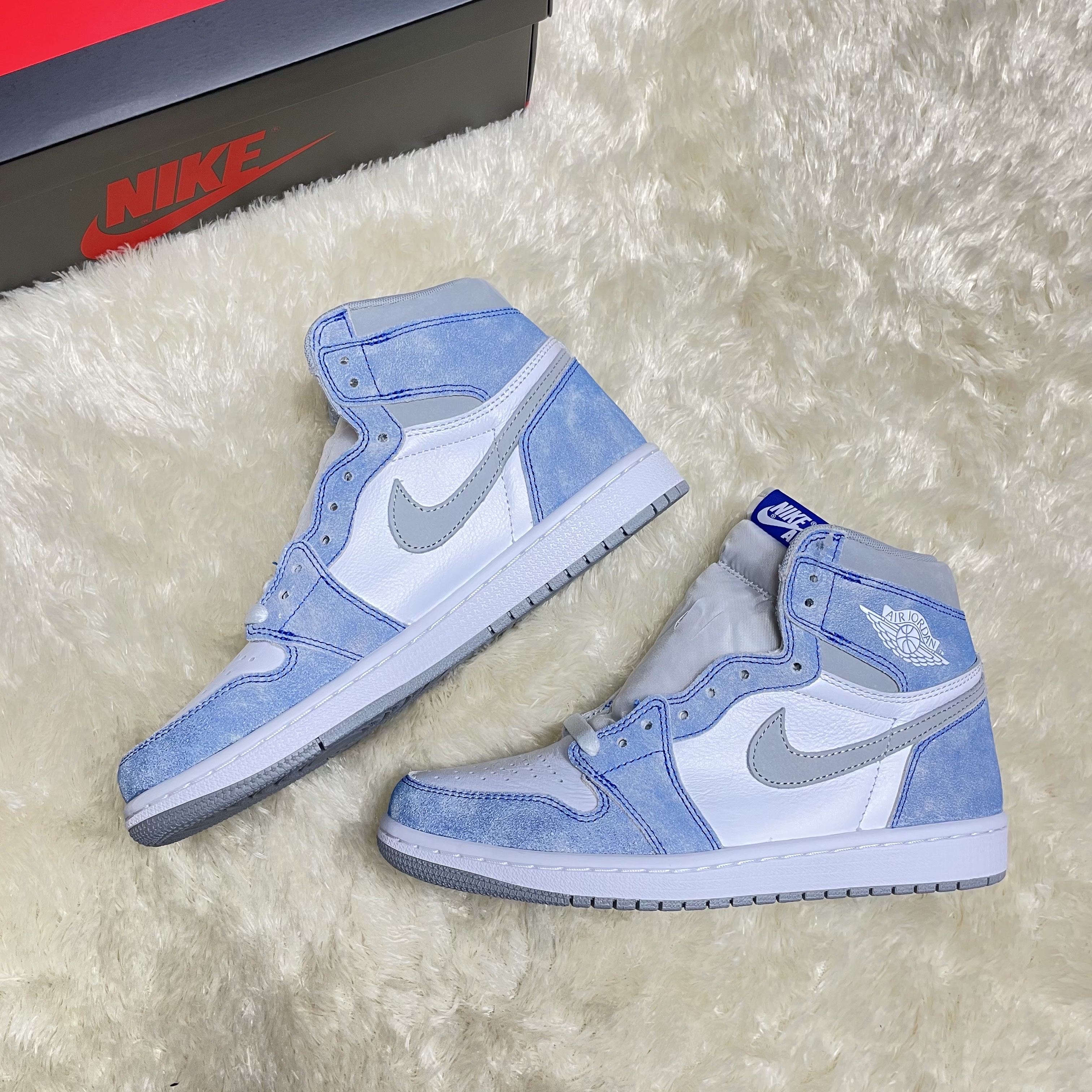 Jordan 1 Retro High OG Hyper Royal 착용 스타일