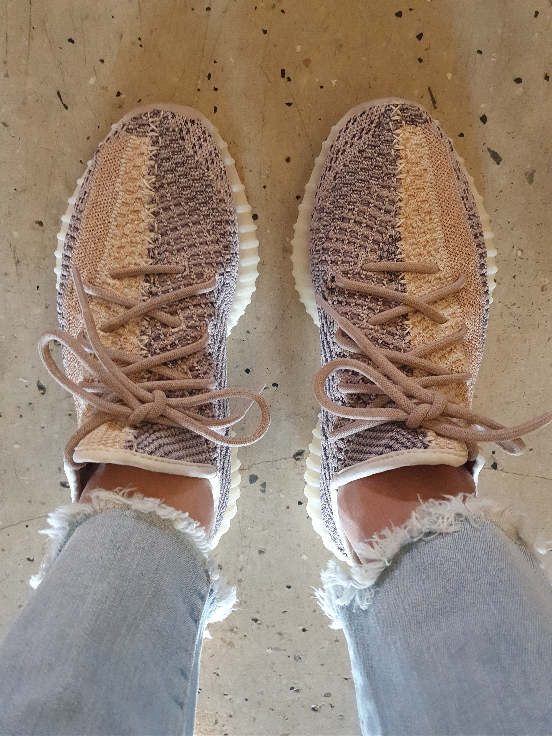 Adidas Yeezy Boost 350 V2 Ash Pearl 착용 스타일 - 2