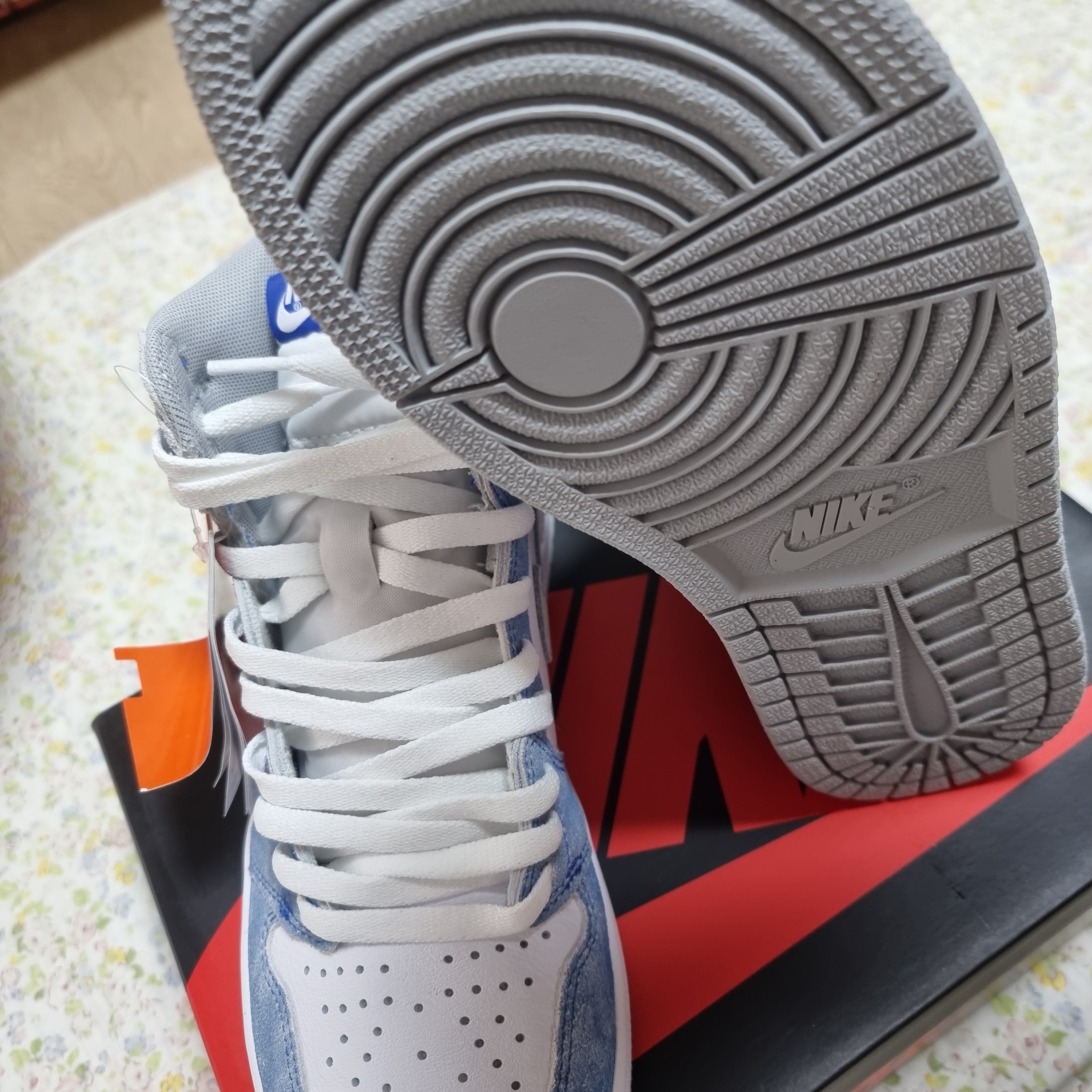 Jordan 1 Retro High OG Hyper Royal 착용 스타일 - 3