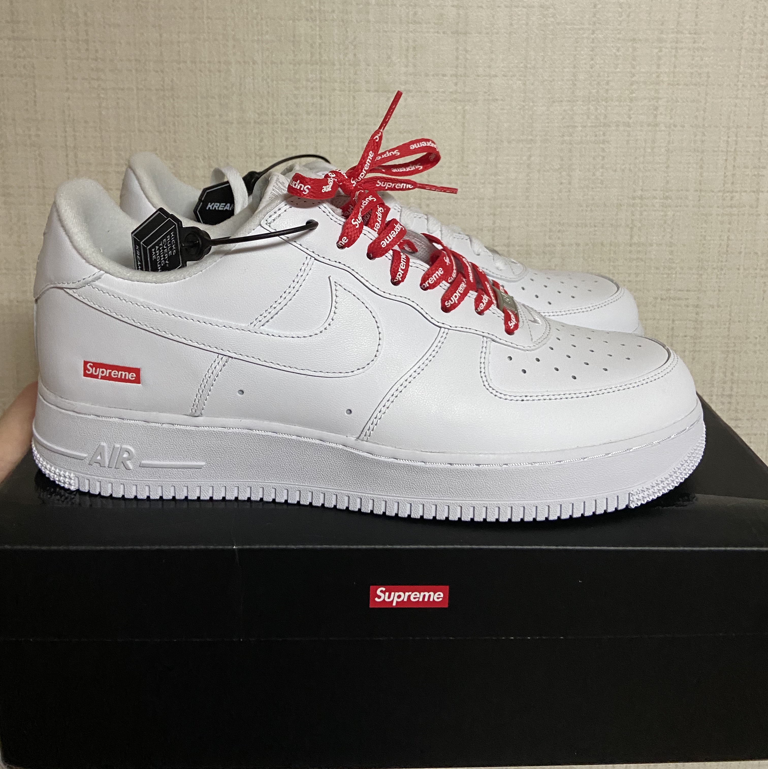 Nike x Supreme Air Force 1 Low White 착용 스타일 - 3