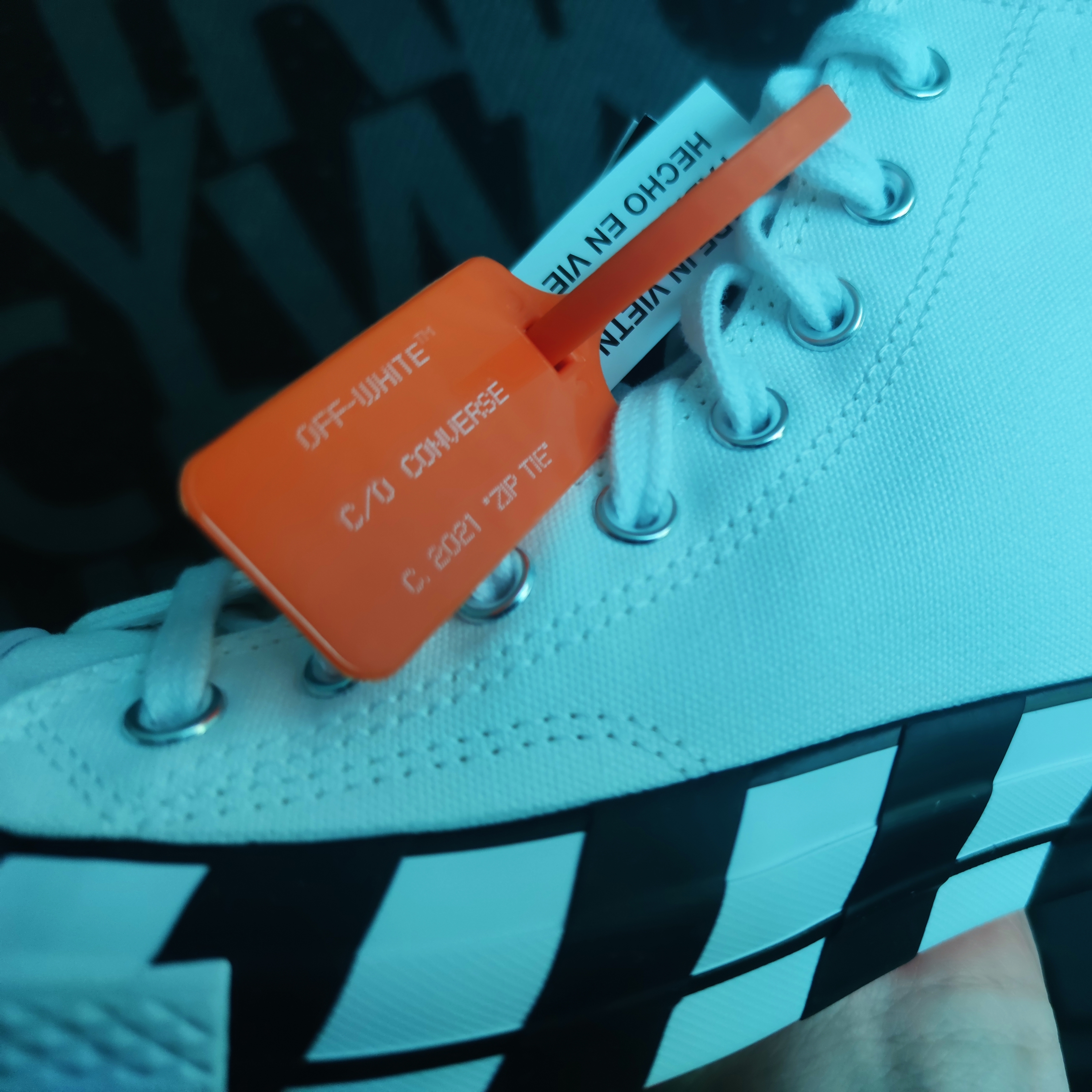 Converse x Off-White Chuck 70 High V2 2021 착용 스타일 - 4