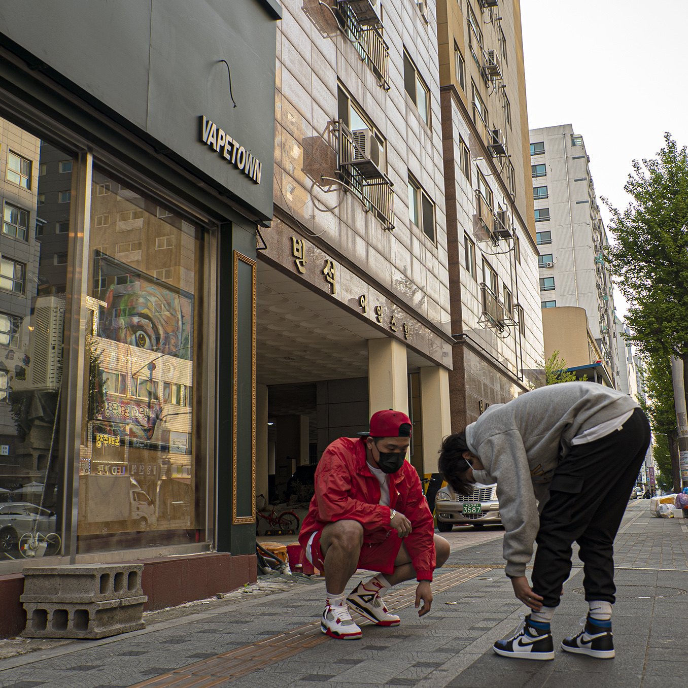 Jordan 4 Retro OG Fire Red 2020, Nike x Stussy Windrunner Jacket Habanero Red 착용 스타일 - 2