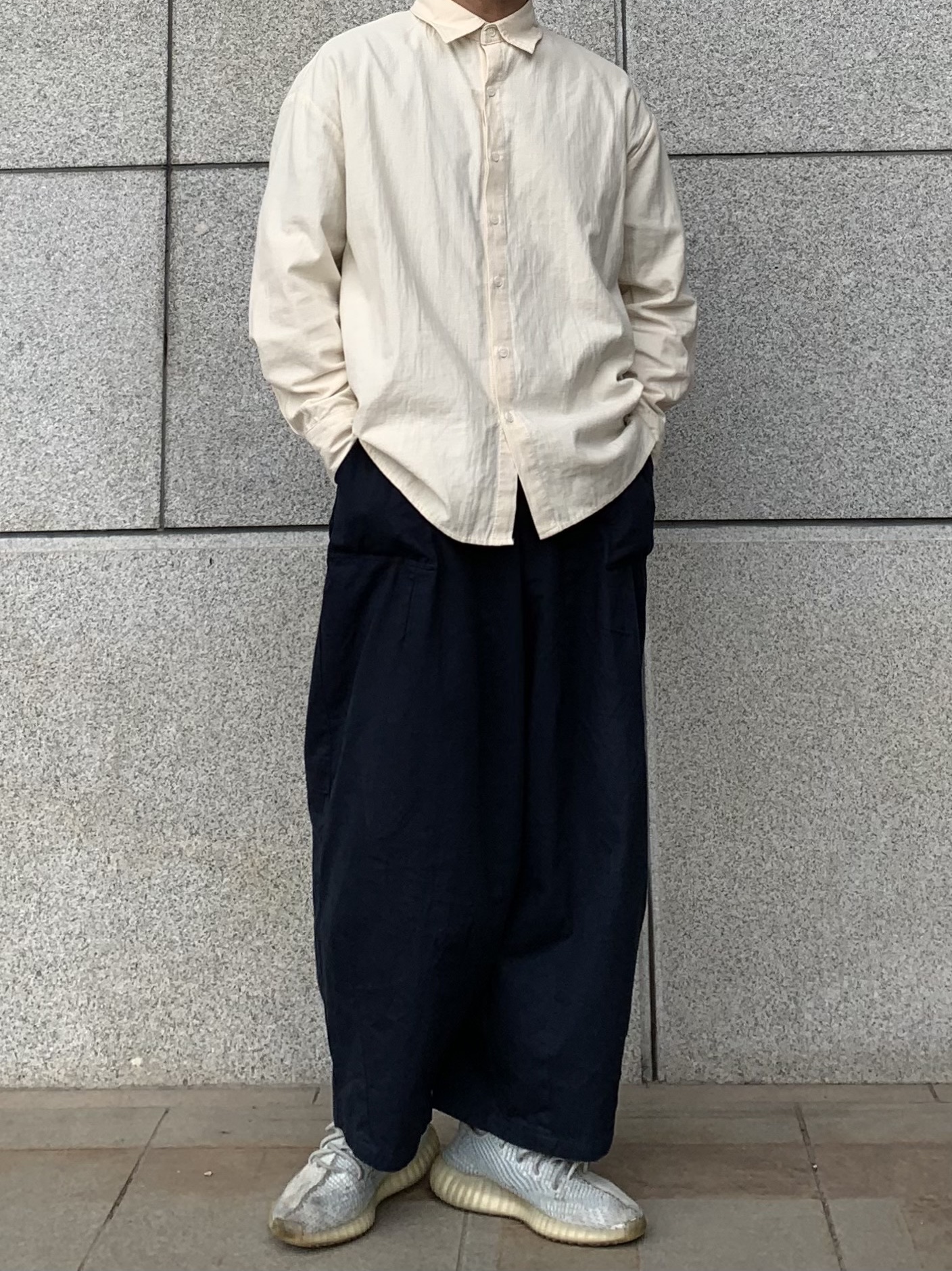 Adidas Yeezy Boost 350 V2 Cloud White - Non-Reflective 착용 스타일