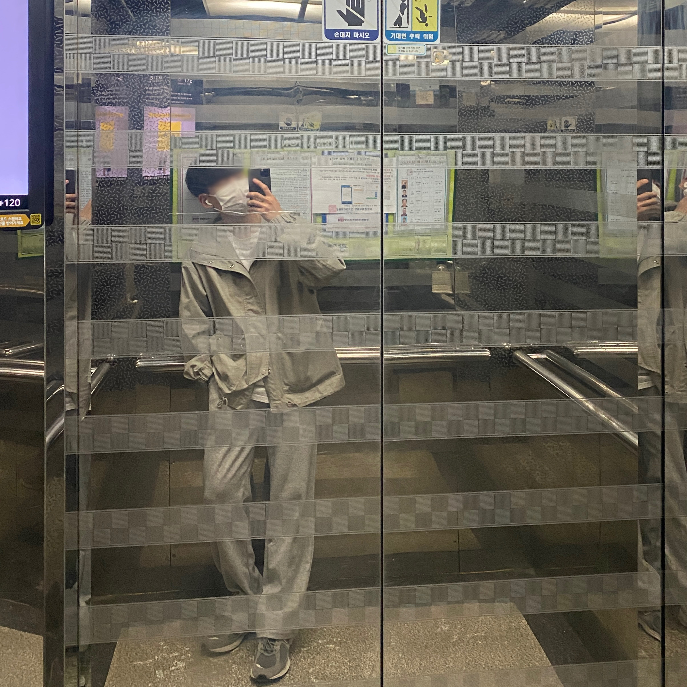 New Balance 2002R Grey 착용 스타일