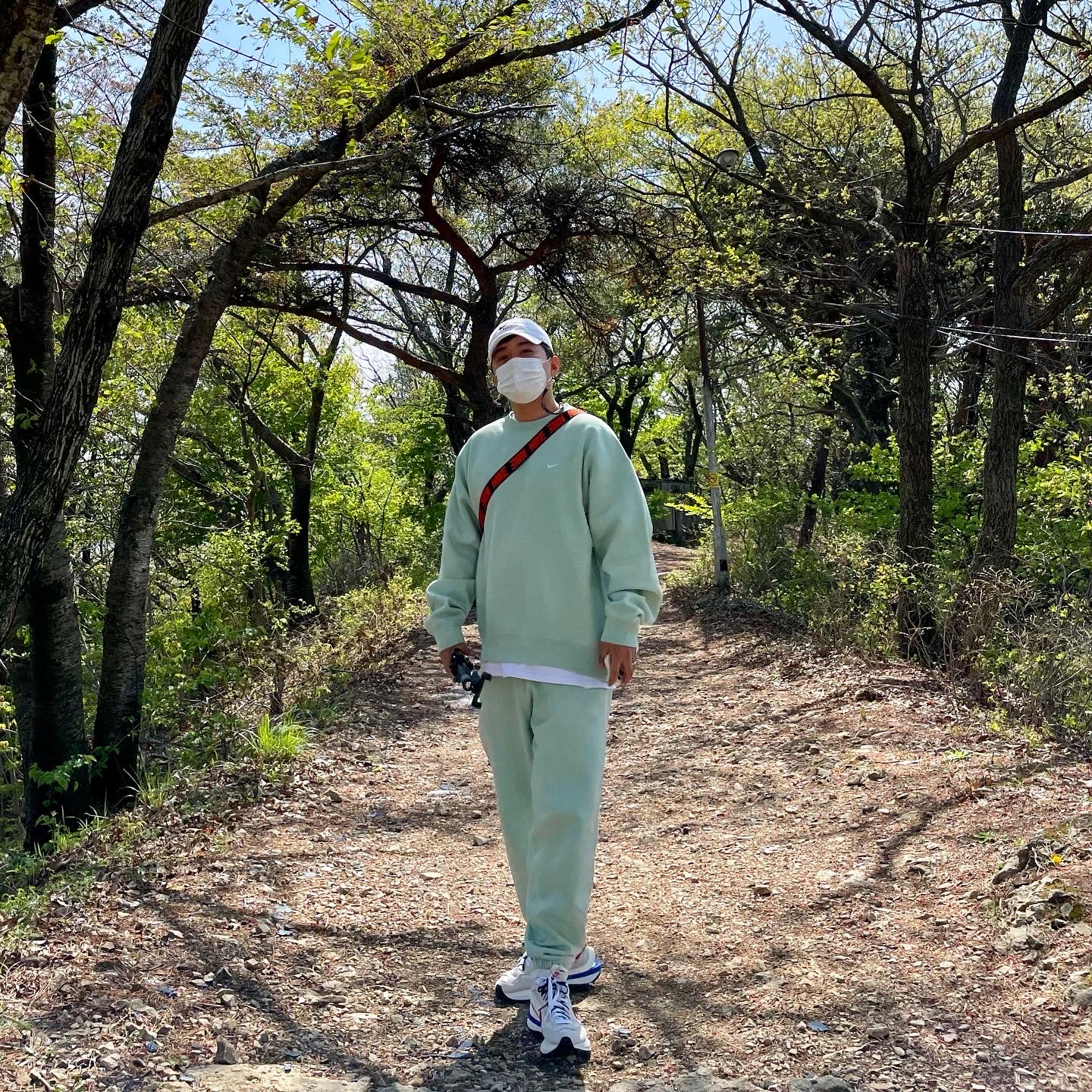 Nike x Sacai VaporWaffle Royal Fuchsia, Nike M NRG Sweatpants Wash Pistachio Frost 착용 스타일