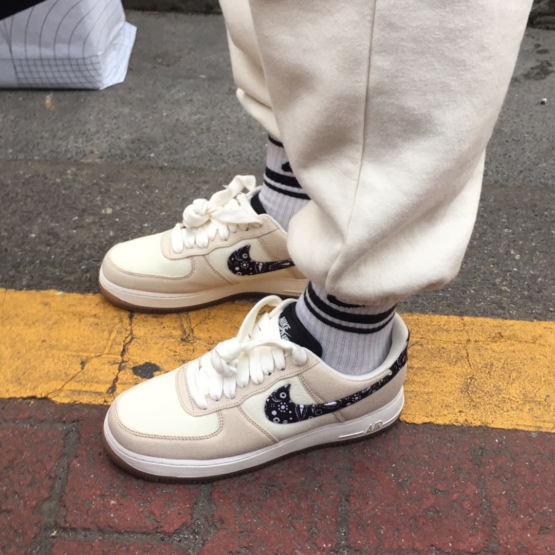 Nike Air Force 1 '07 LV8 Paisley Swoosh 착용 스타일