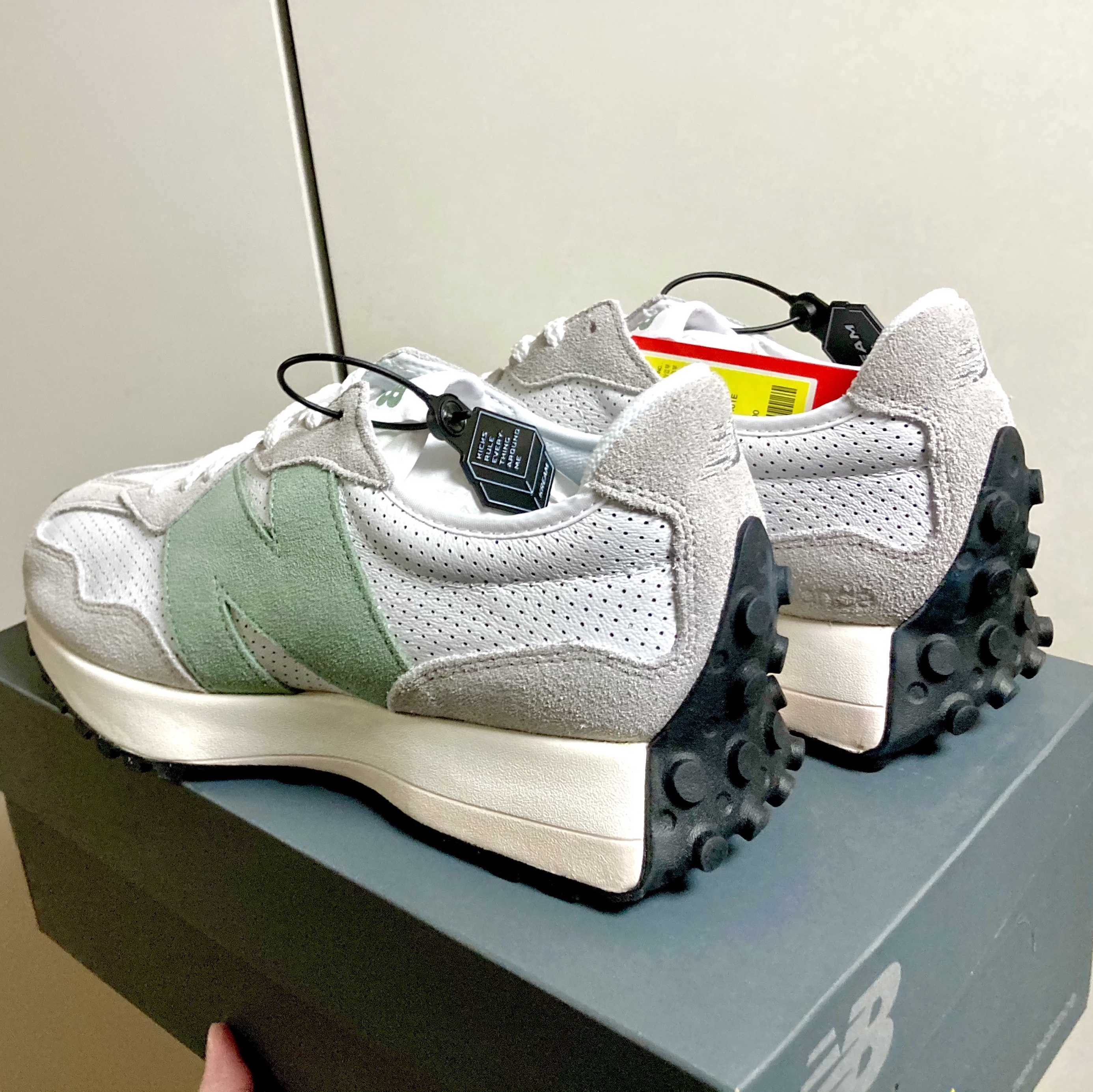 (W) New Balance 327 Grey Green - JD Sports Exclusive 착용 스타일 - 2