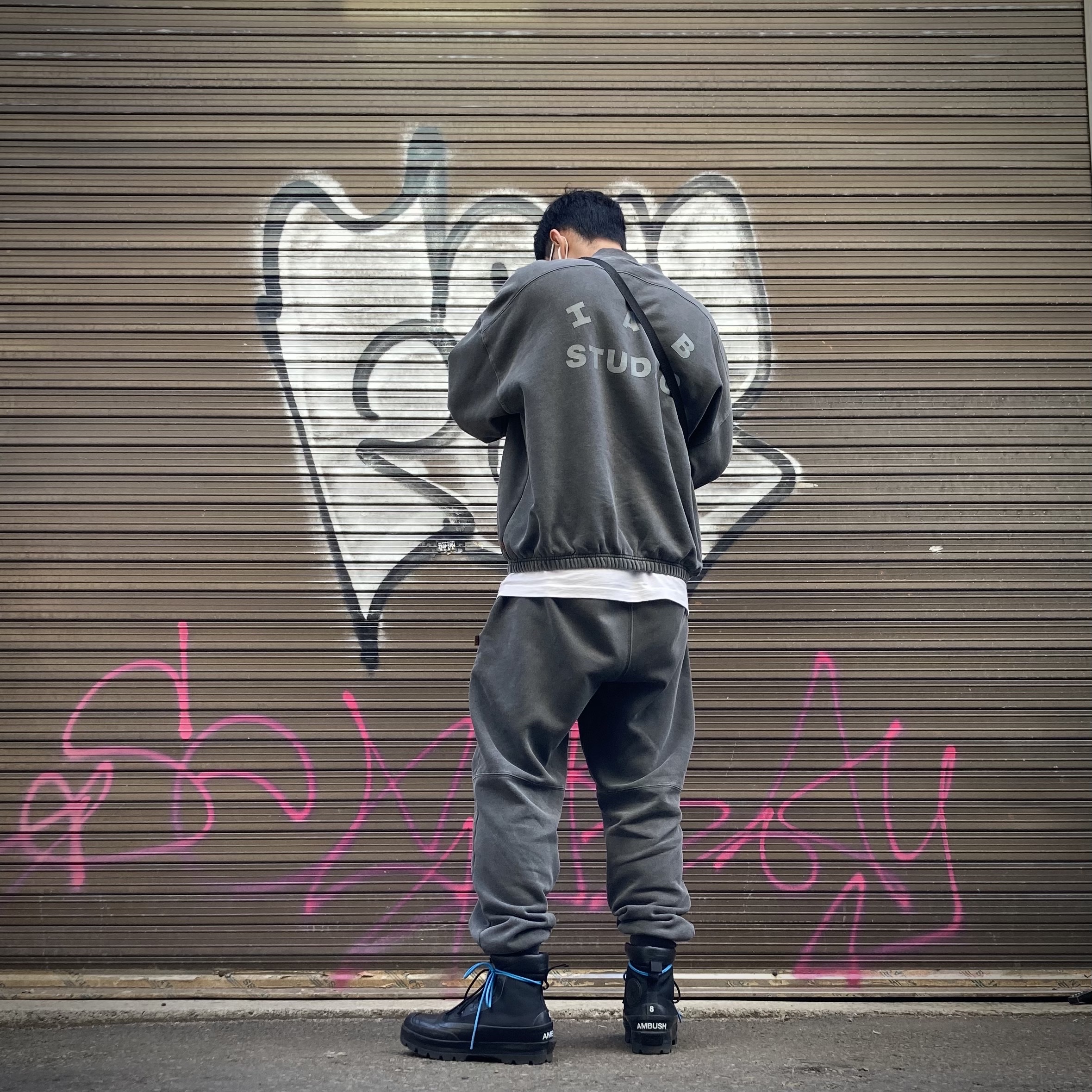 IAB Studio Pigment Crewneck Black, IAB Studio Blocked Pigment Sweatpants Black 착용 스타일 - 2