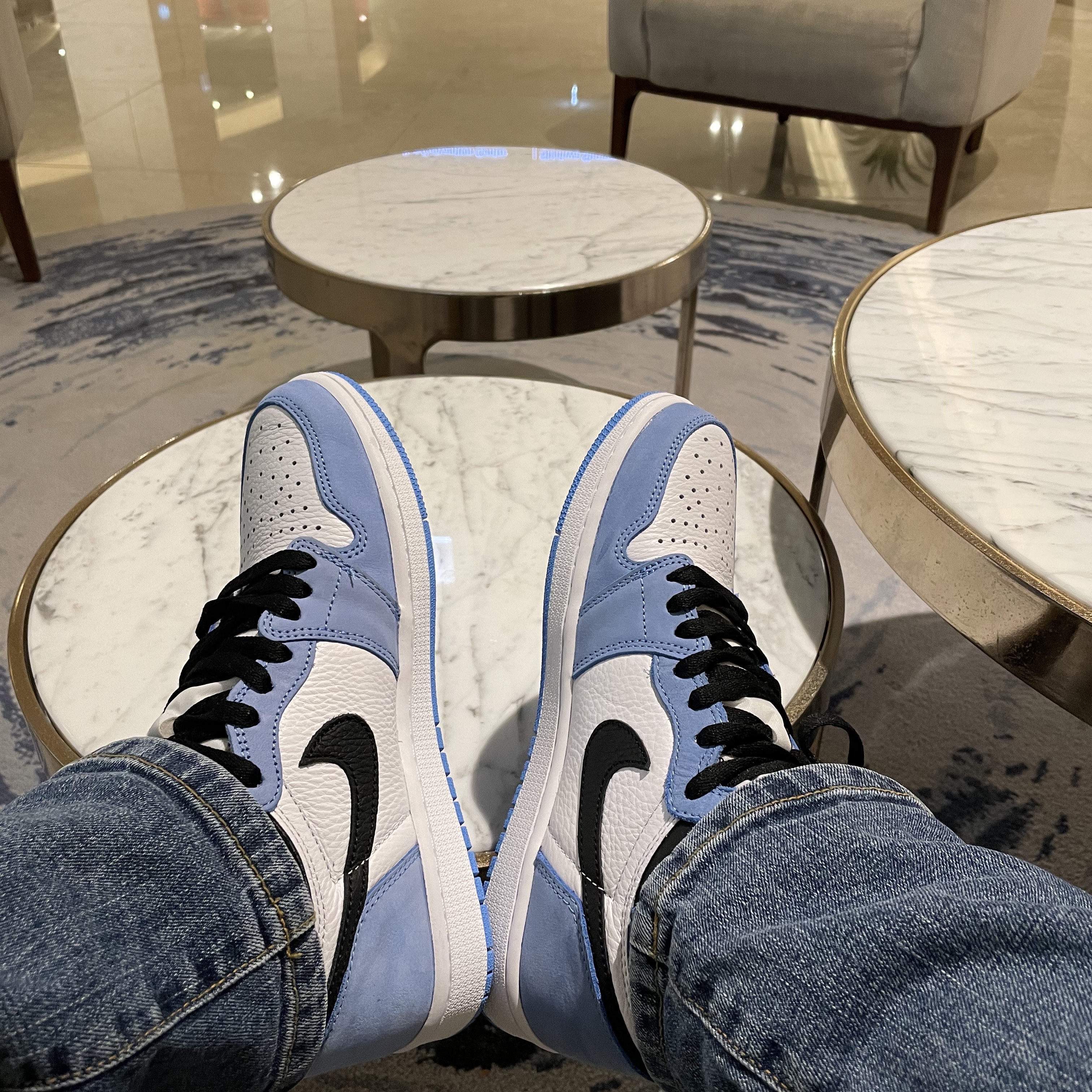 Jordan 1 Retro High OG University Blue 착용 스타일 - 1