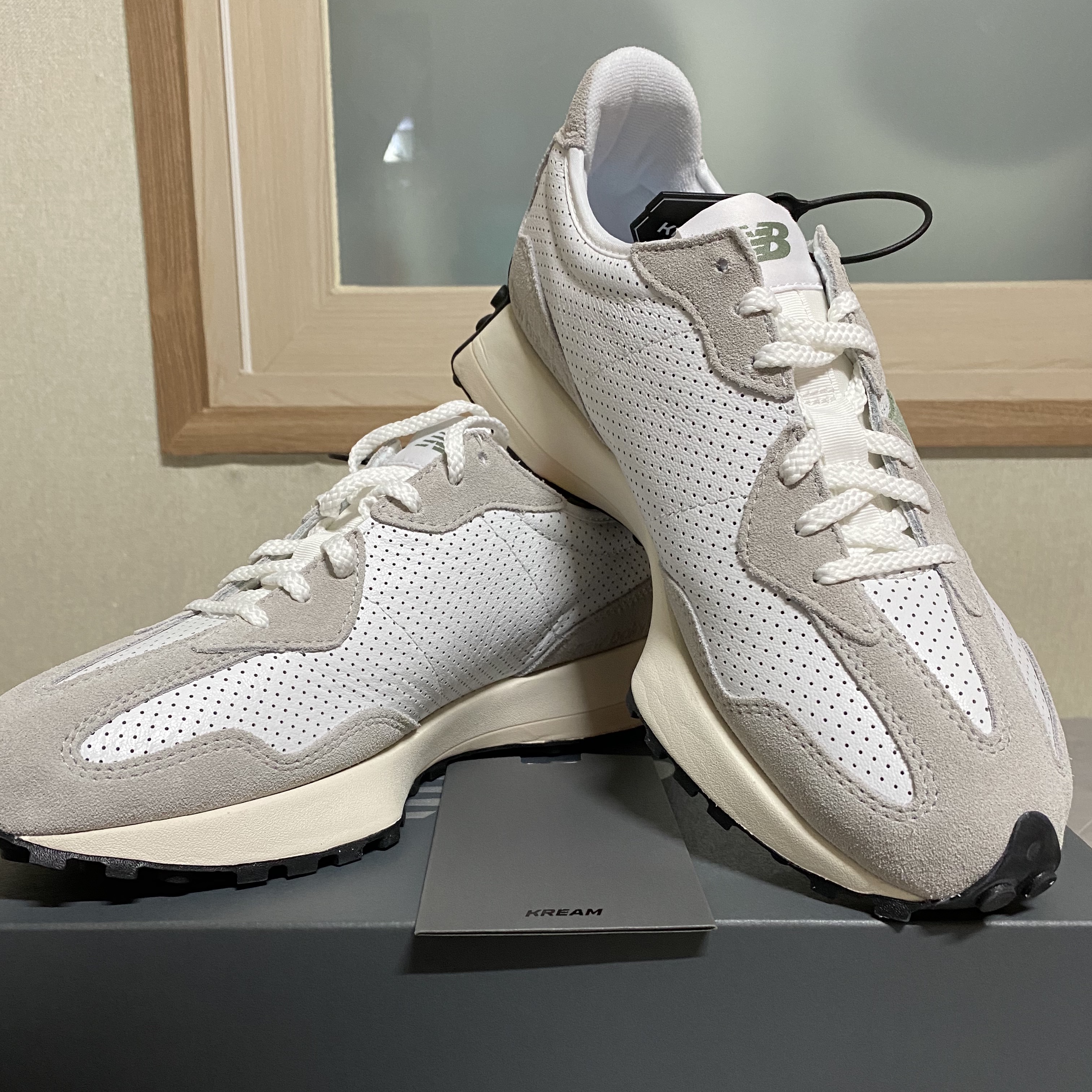 (W) New Balance 327 Grey Green - JD Sports Exclusive 착용 스타일 - 1