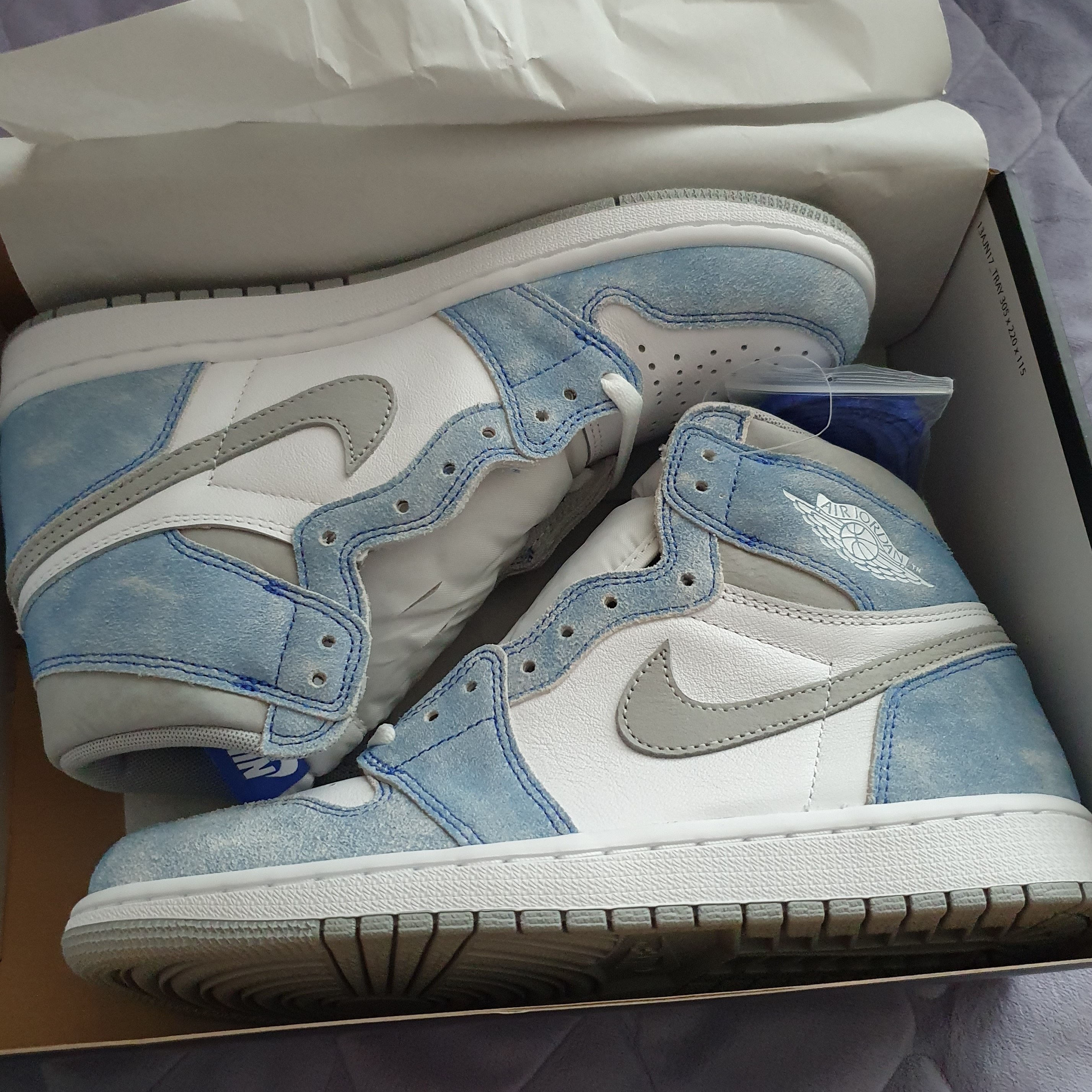 Jordan 1 Retro High OG Hyper Royal 착용 스타일 - 2