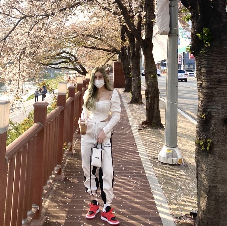 (W) Jordan 1 Low Siren Red 착용 스타일 - 2