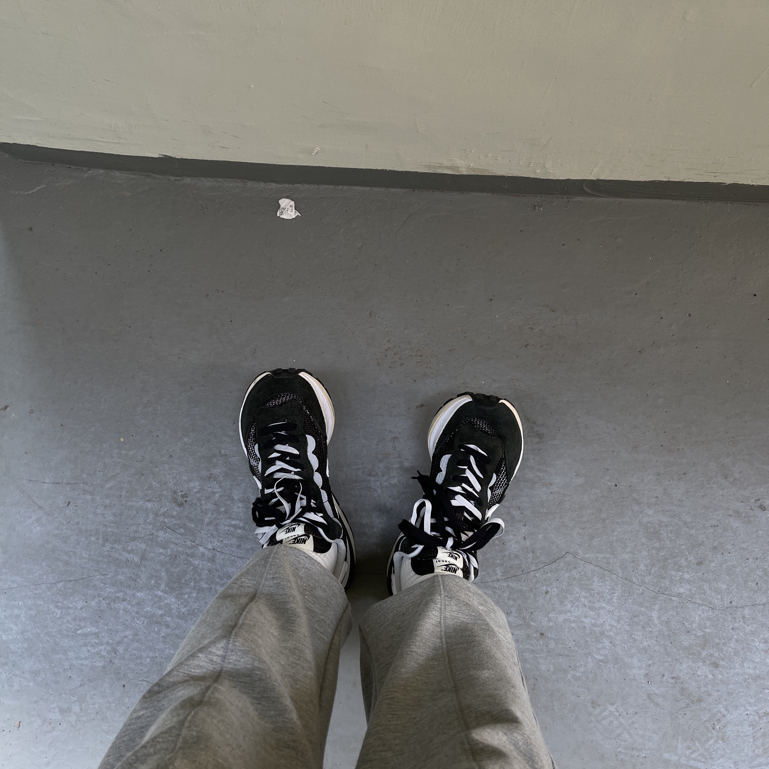 Nike x Sacai VaporWaffle Black White 착용 스타일 - 3
