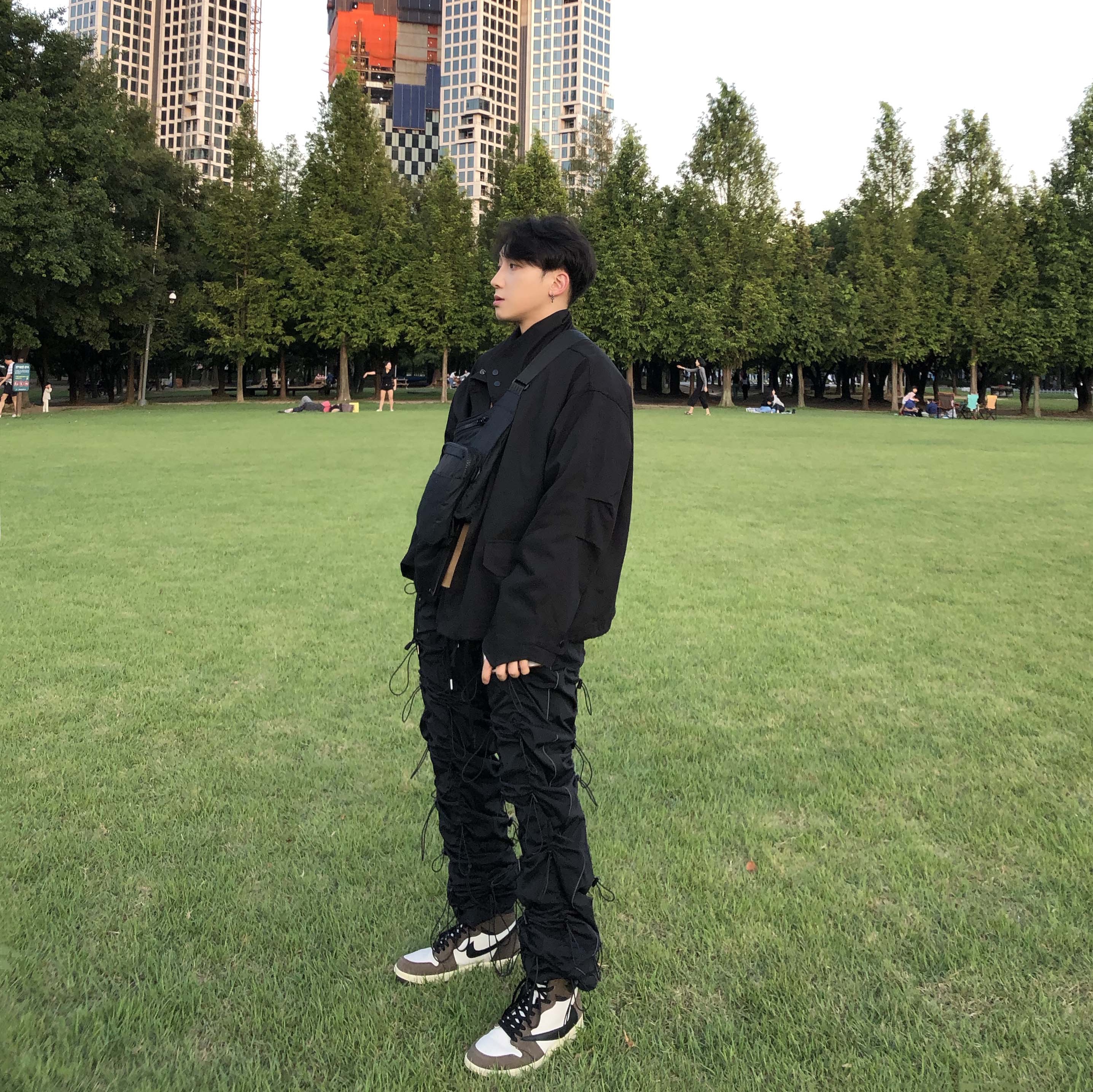 Jordan 1 x Travis Scott Retro High OG SP Mocha 착용 스타일 - 3