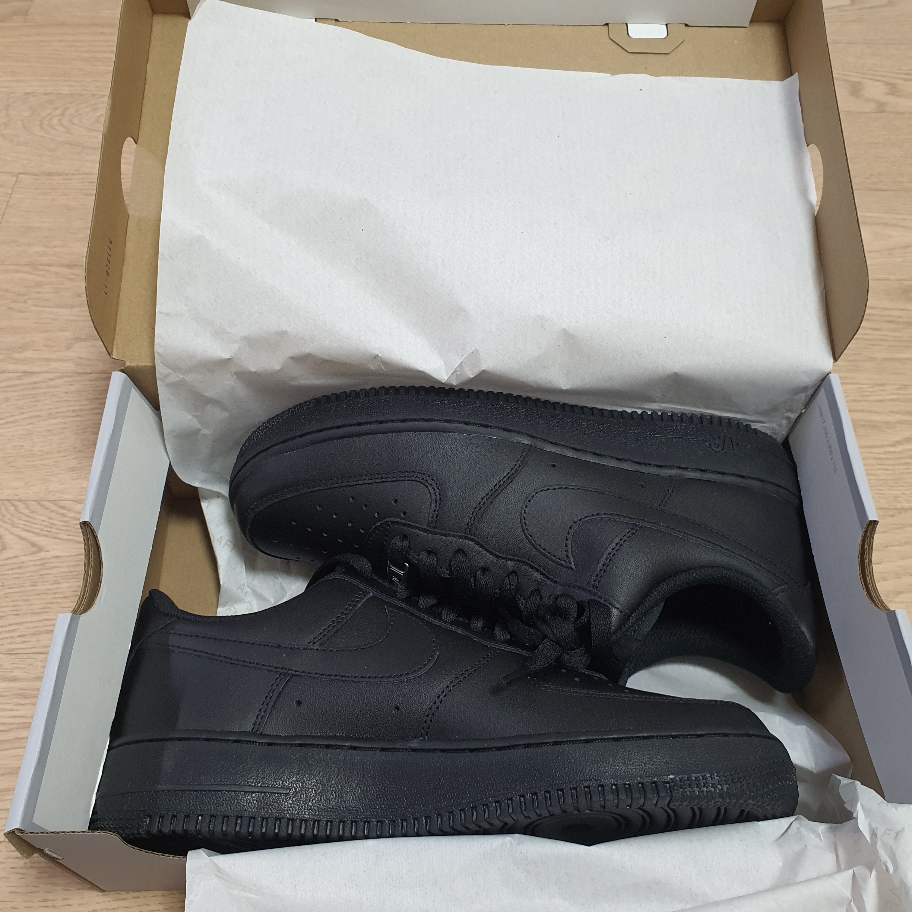 Nike Air Force 1 '07 Low Triple Black 착용 스타일