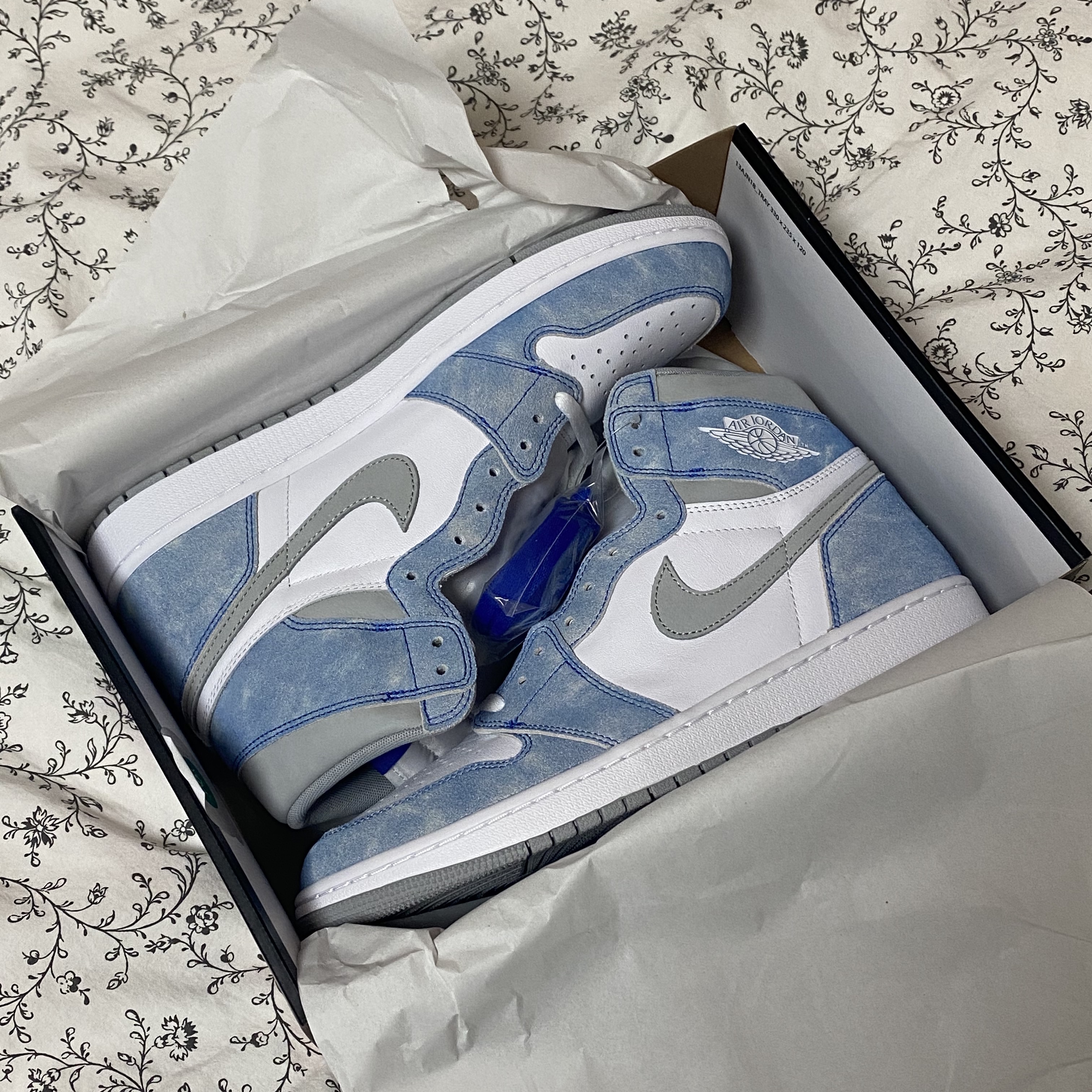 Jordan 1 Retro High OG Hyper Royal 착용 스타일