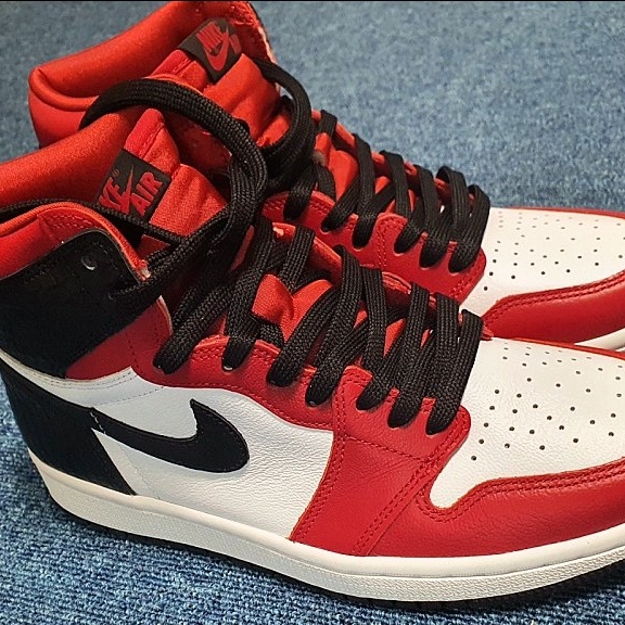 (W) Jordan 1 Retro High Satin Red 착용 스타일 - 2