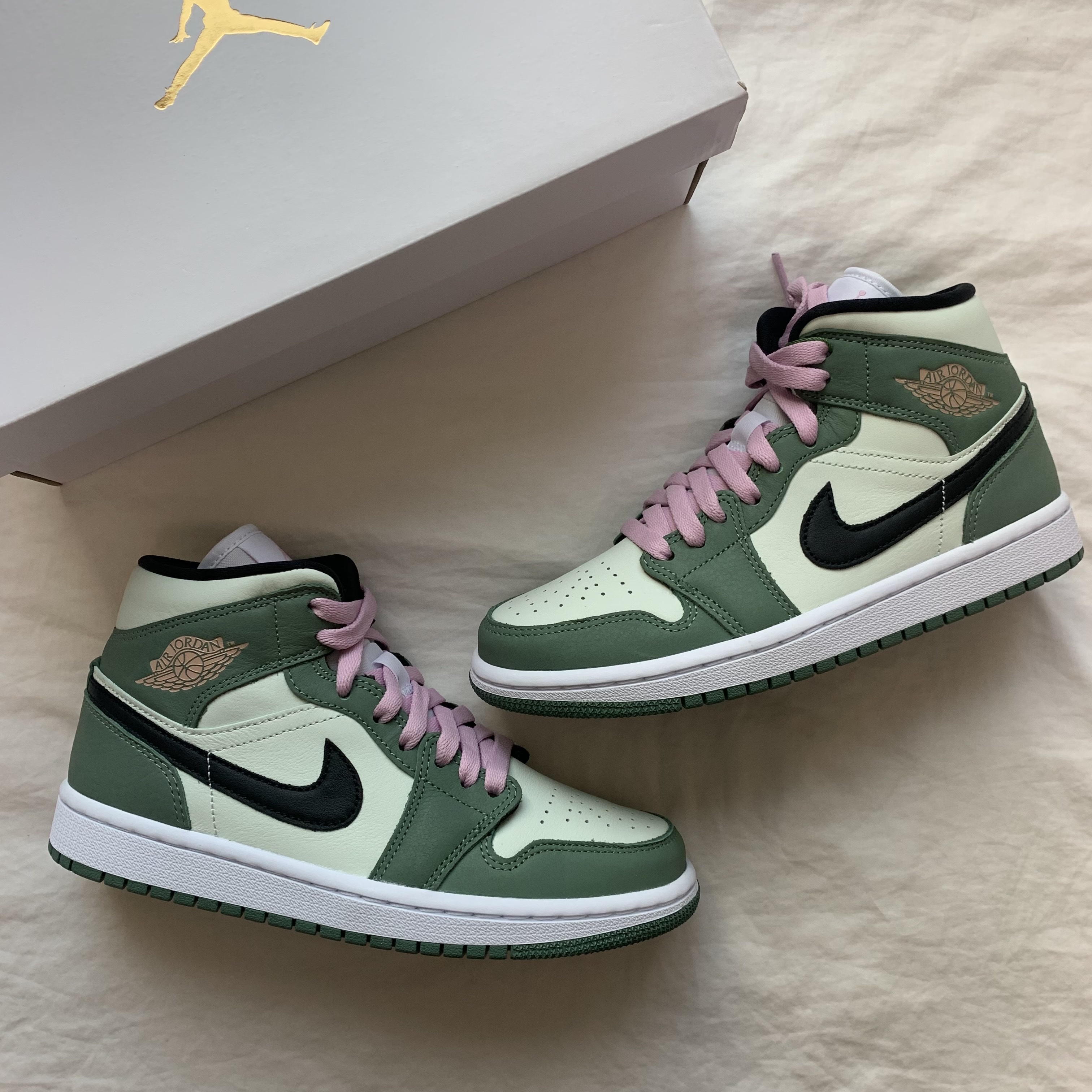 (W) Jordan 1 Mid SE Dutch Green 착용 스타일 - 1
