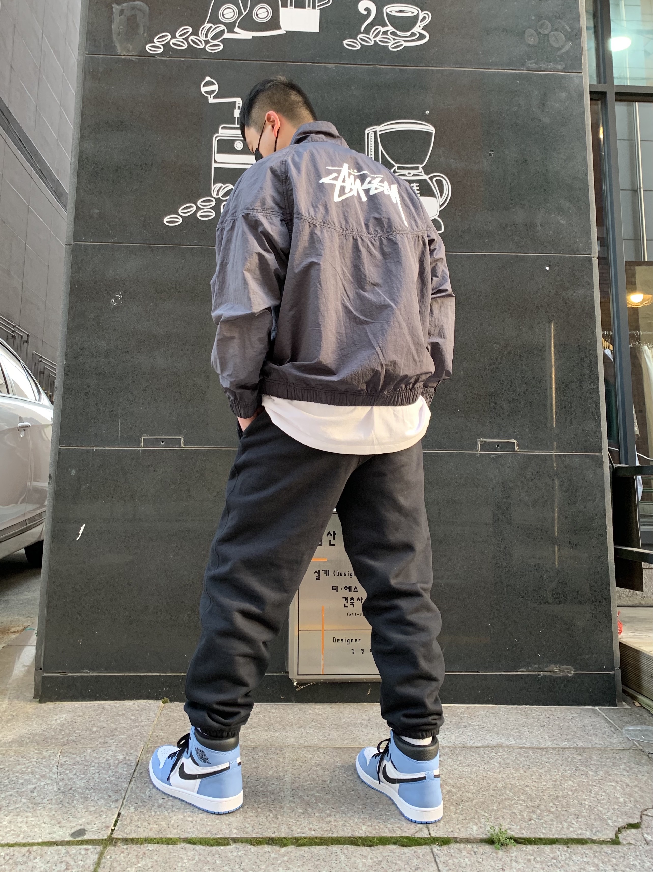 Jordan 1 Retro High OG University Blue, Nike x Stussy Windrunner Jacket Off Noir 착용 스타일