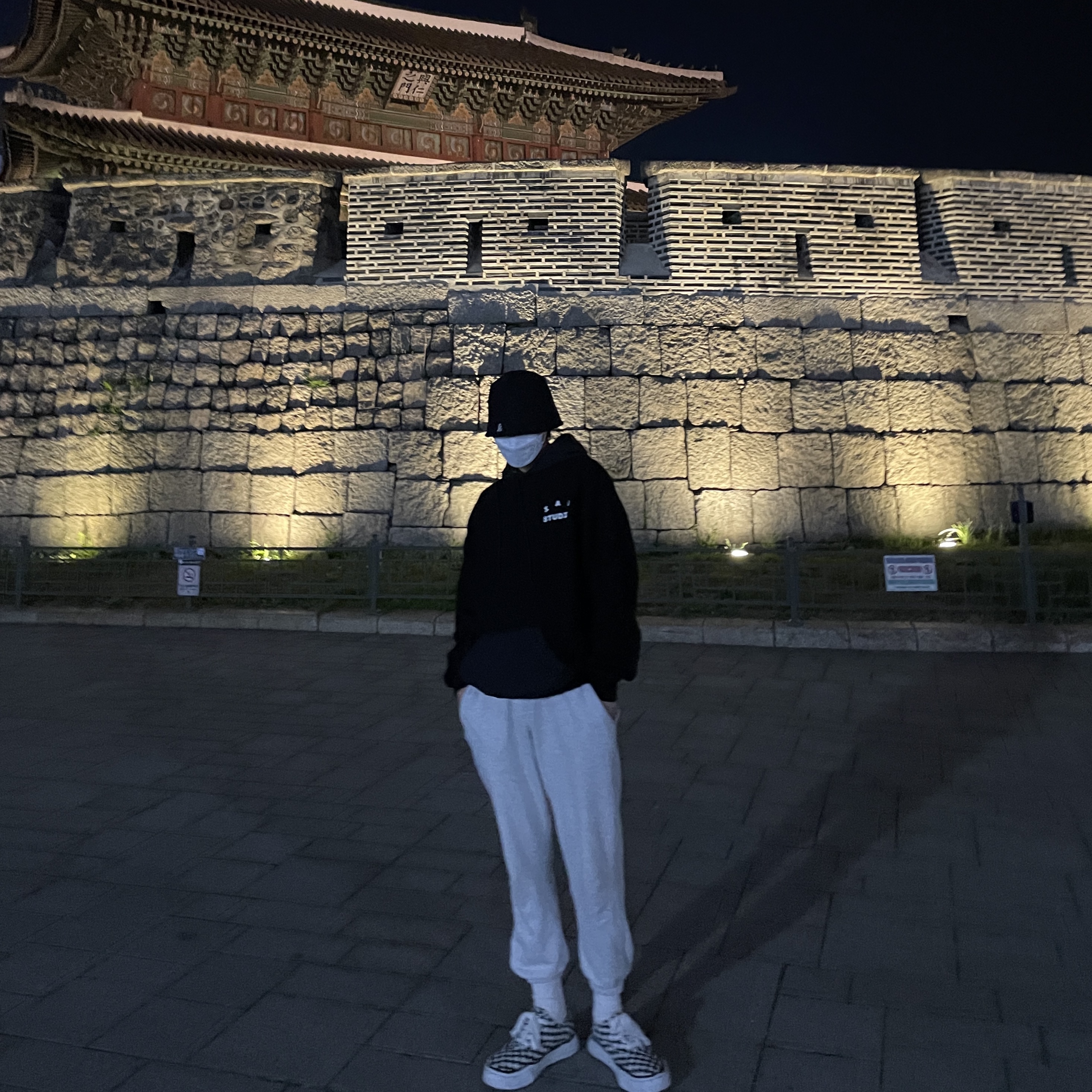 IAB Studio Woven Hoodie Black, Maison Mihara Yasuhiro Baker OG Sole Canvas Low Cut Sneakers Black White 착용 스타일
