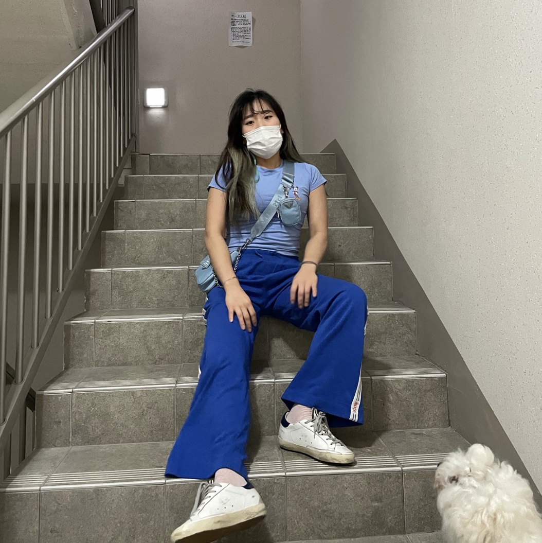 Golden Goose Superstar White Cream Blue Heel Tab Sneakers 착용 스타일 - 1
