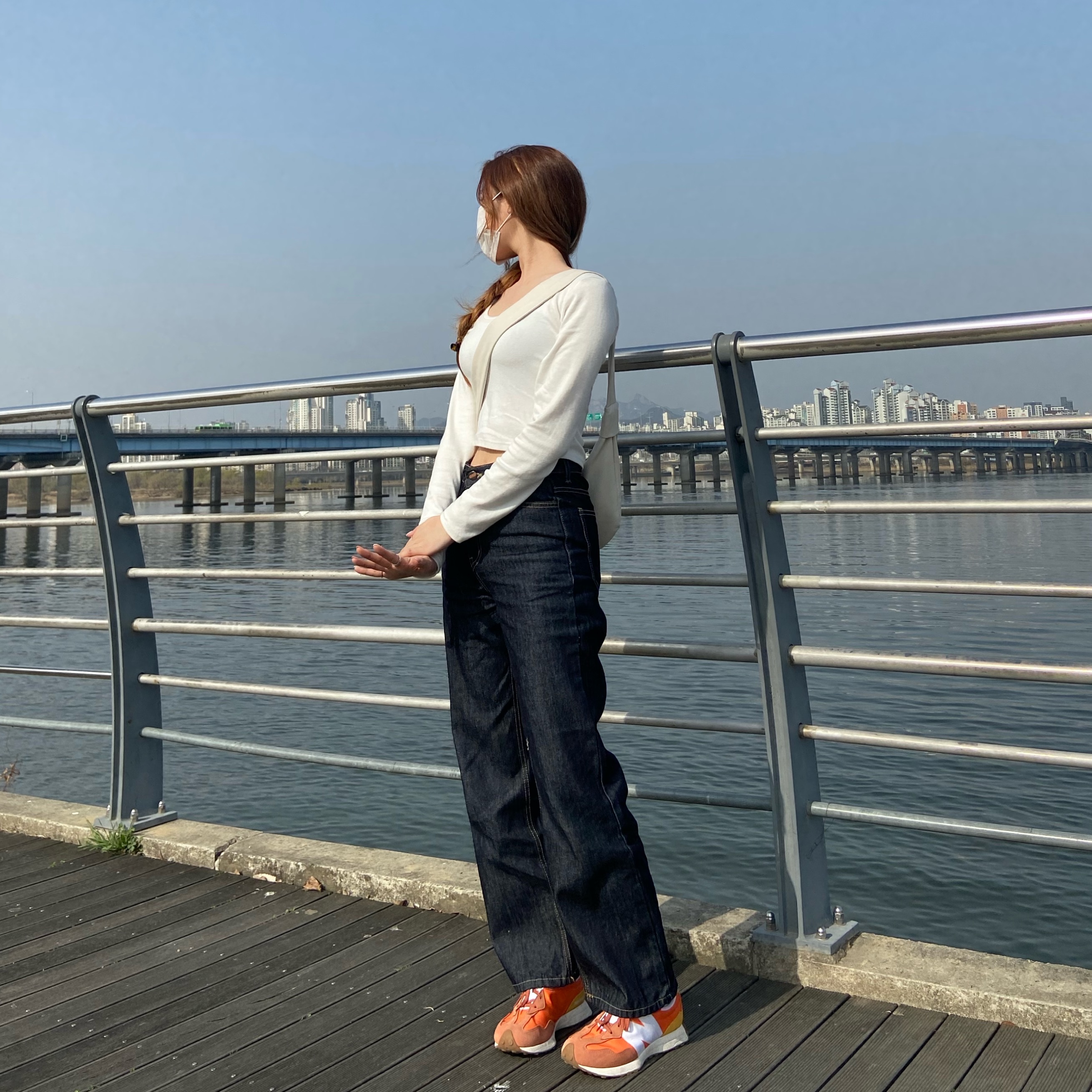 New Balance 327 Orange 착용 스타일 - 1