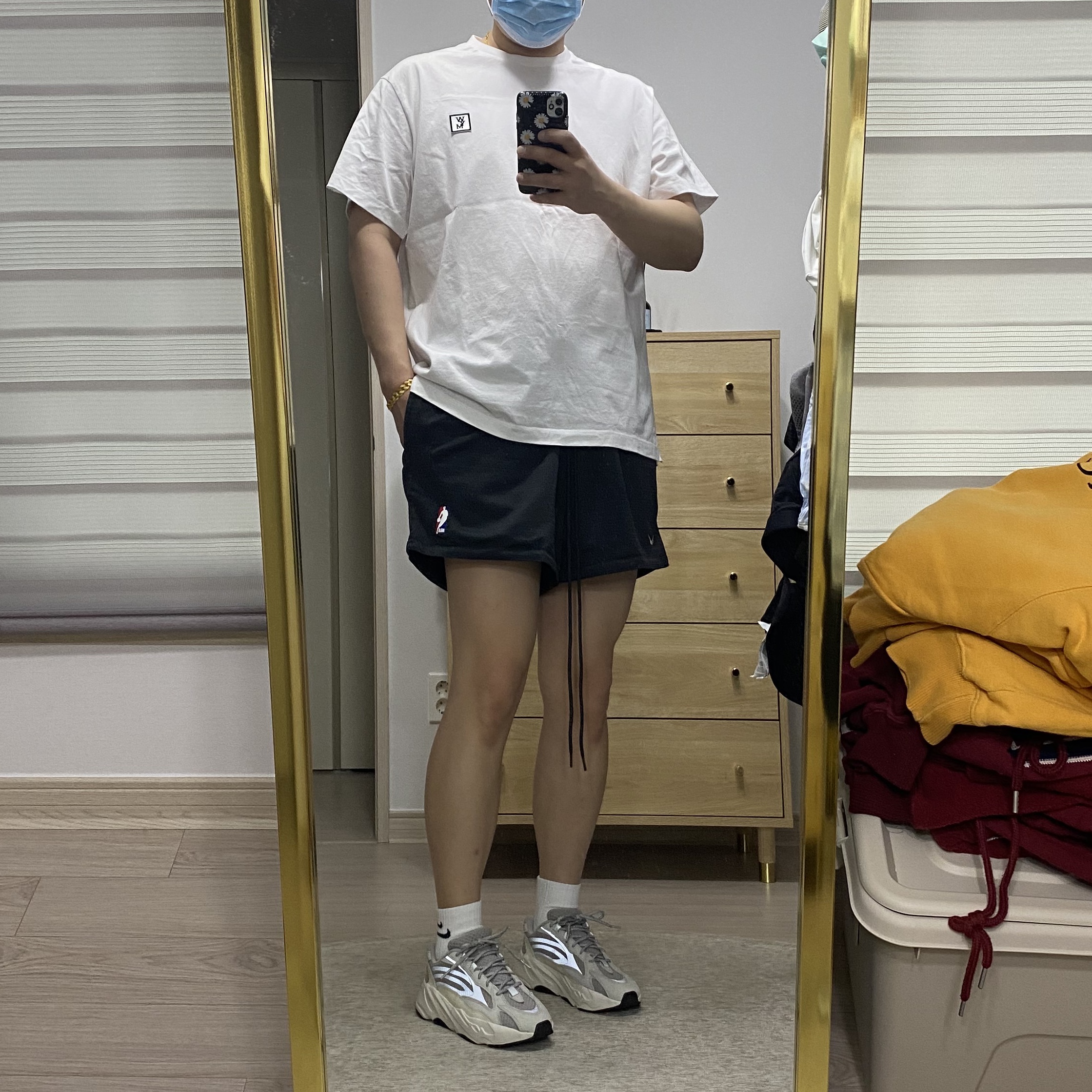 Adidas Yeezy Boost 700 V2 Static 2018, Nike x Fear of God Basketball Shorts Off Noir 착용 스타일