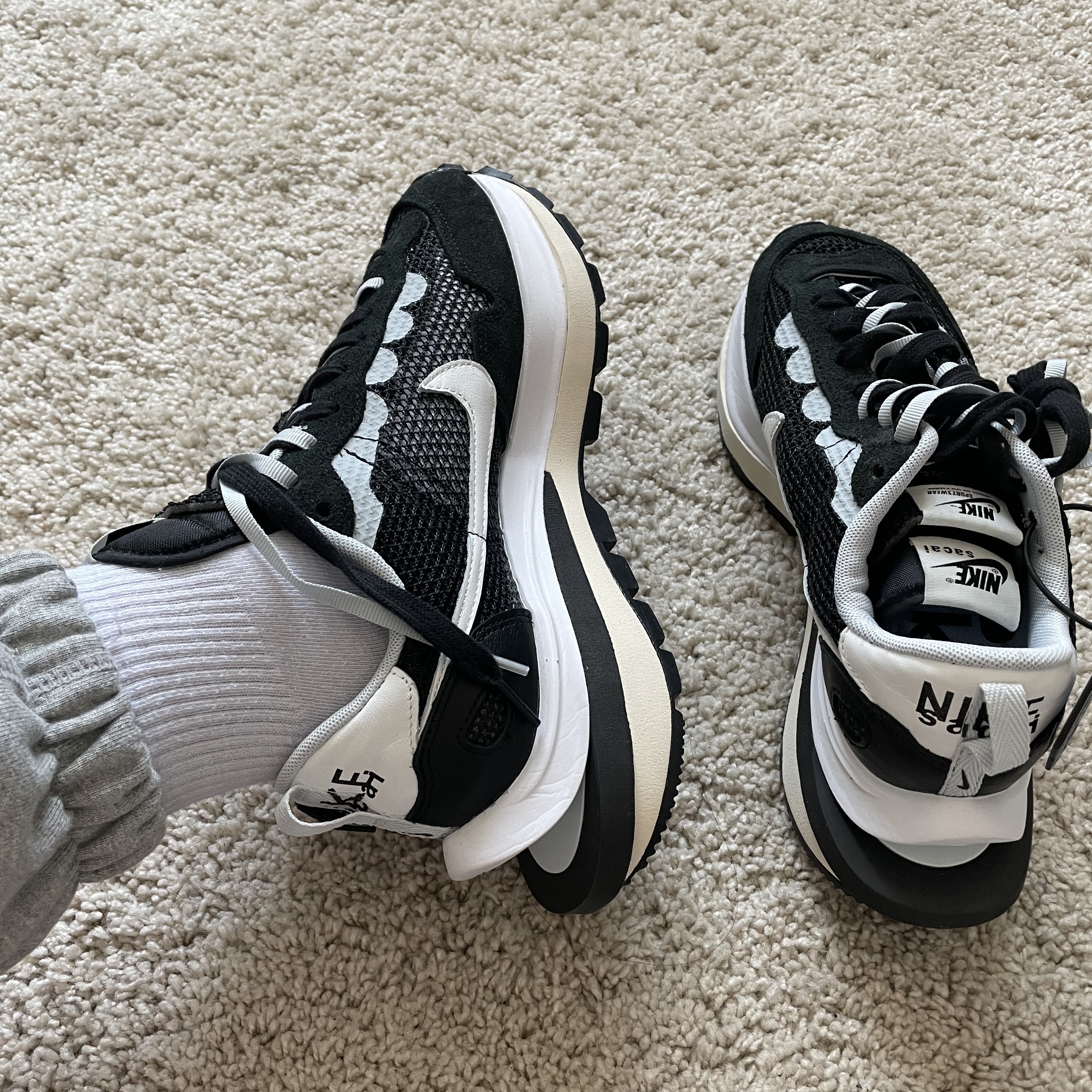 Nike x Sacai VaporWaffle Black White 착용 스타일 - 2