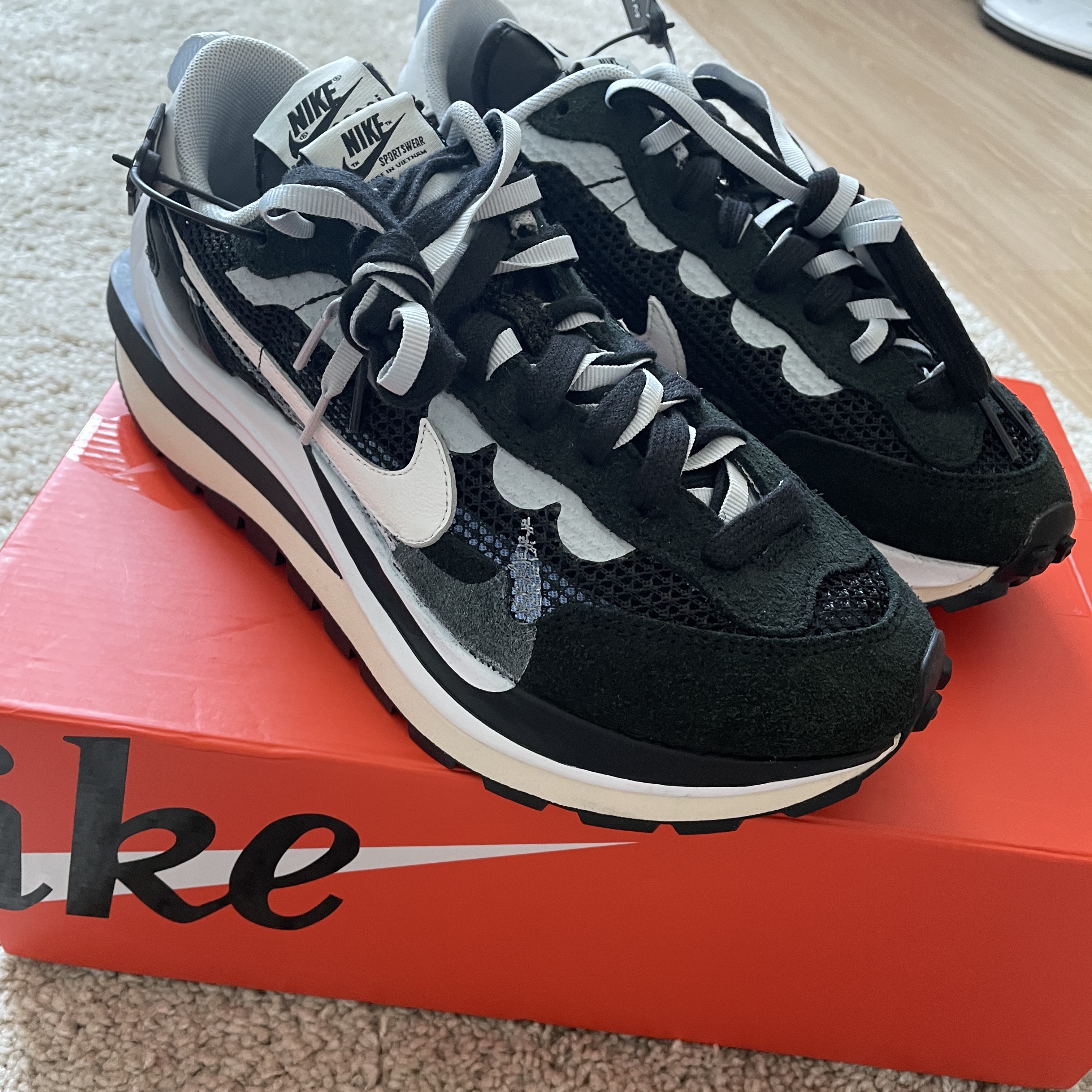 Nike x Sacai VaporWaffle Black White 착용 스타일 - 3