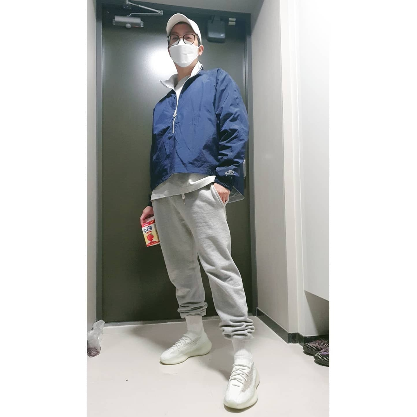 Adidas Yeezy Boost 380 Calcite Glow, Nike x Kim Jones Reversible Wind Breaker Navy - Asia 착용 스타일