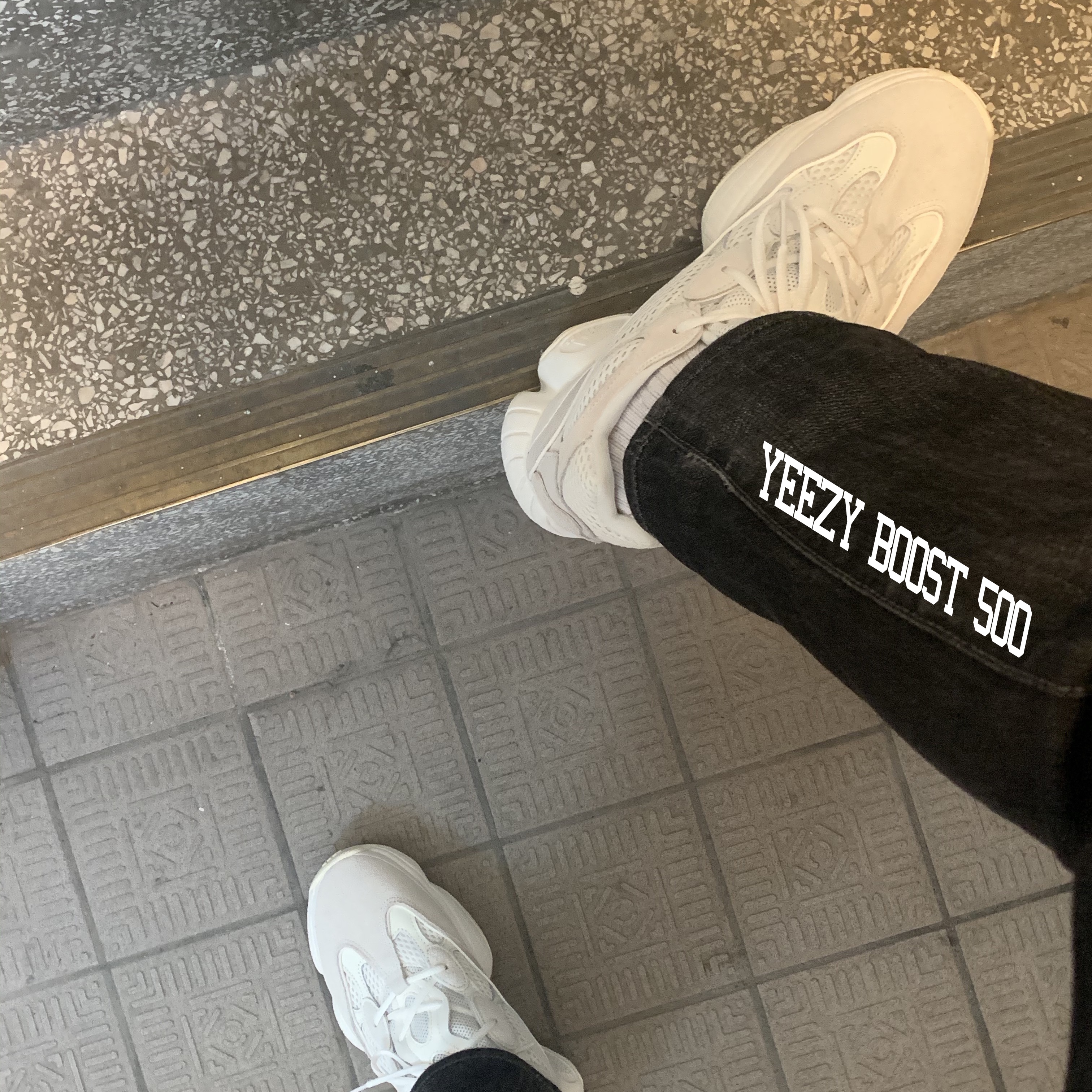 Adidas Yeezy 500 Bone White 착용 스타일