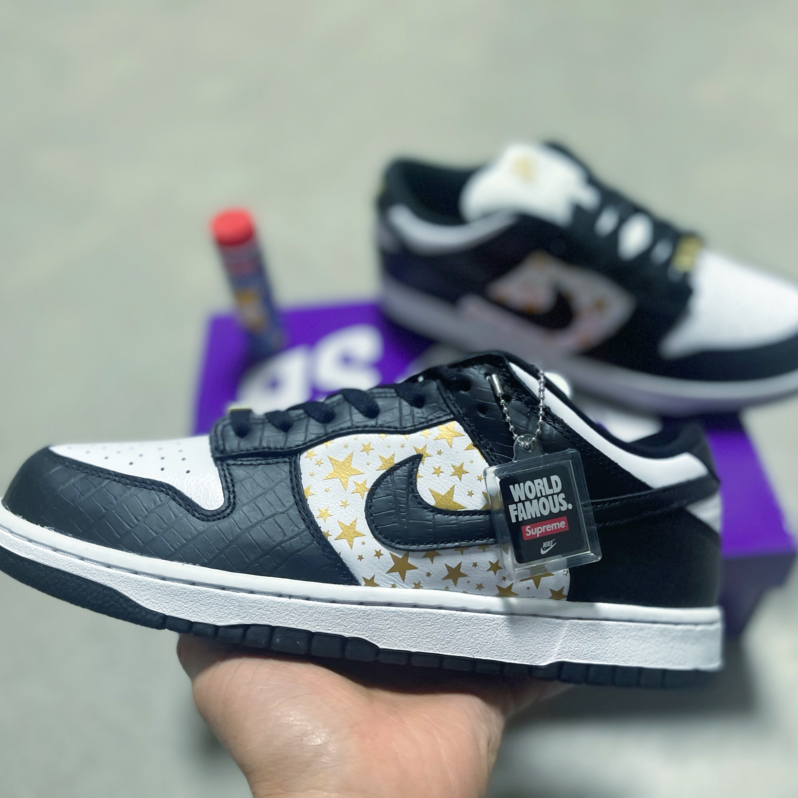Nike x Supreme SB Dunk Low Black 착용 스타일