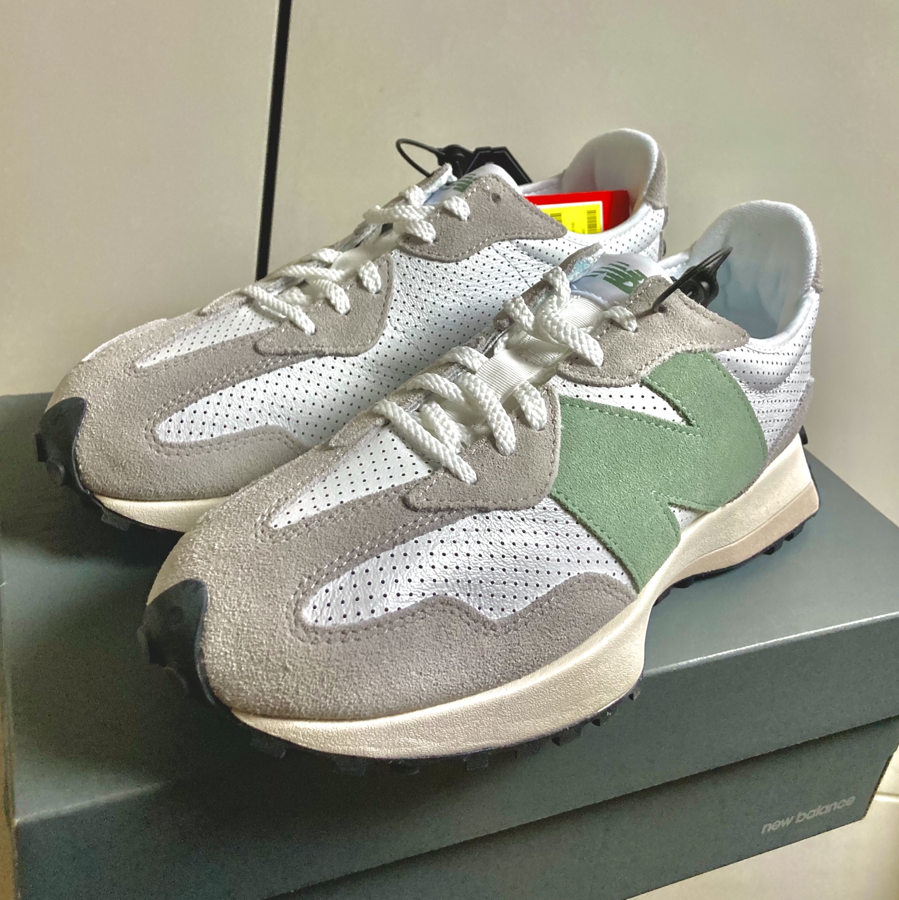 (W) New Balance 327 Grey Green - JD Sports Exclusive 착용 스타일 - 1