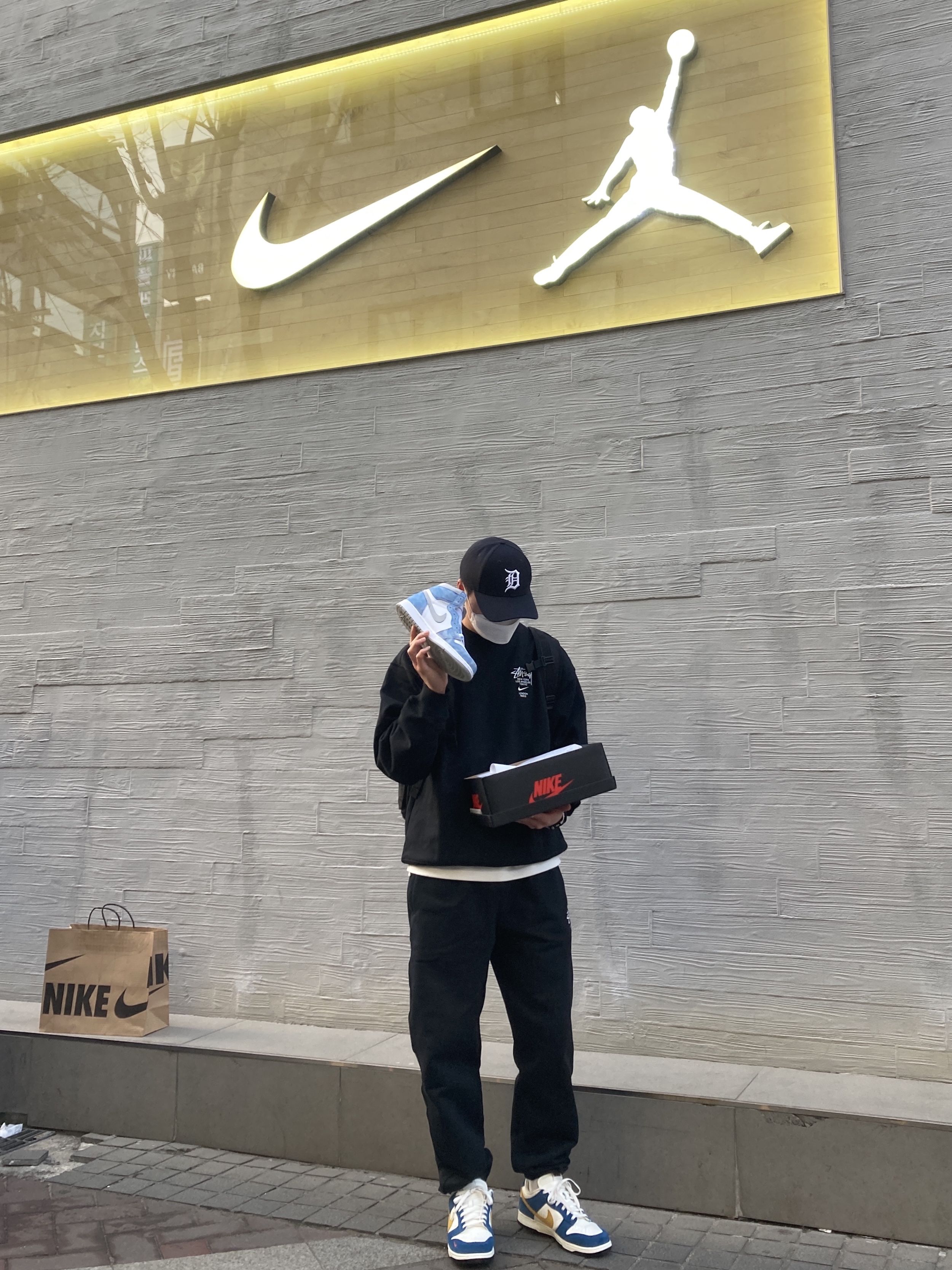 Nike x Kasina Dunk Low 80's Bus, Jordan 1 Retro High OG Hyper Royal 착용 스타일