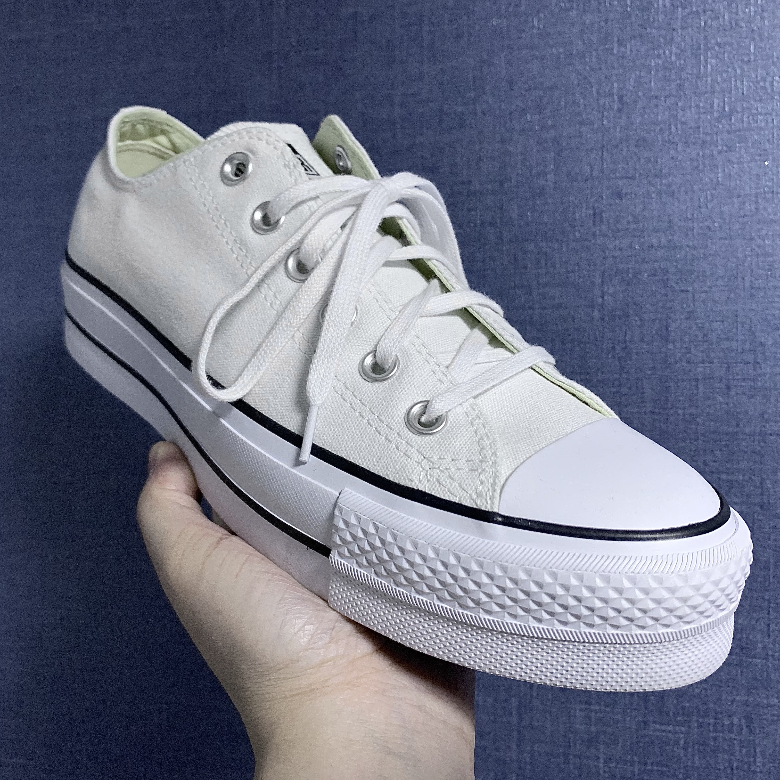 (W) Converse Chuck Taylor All Star Lift Ox White Black 착용 스타일 - 3